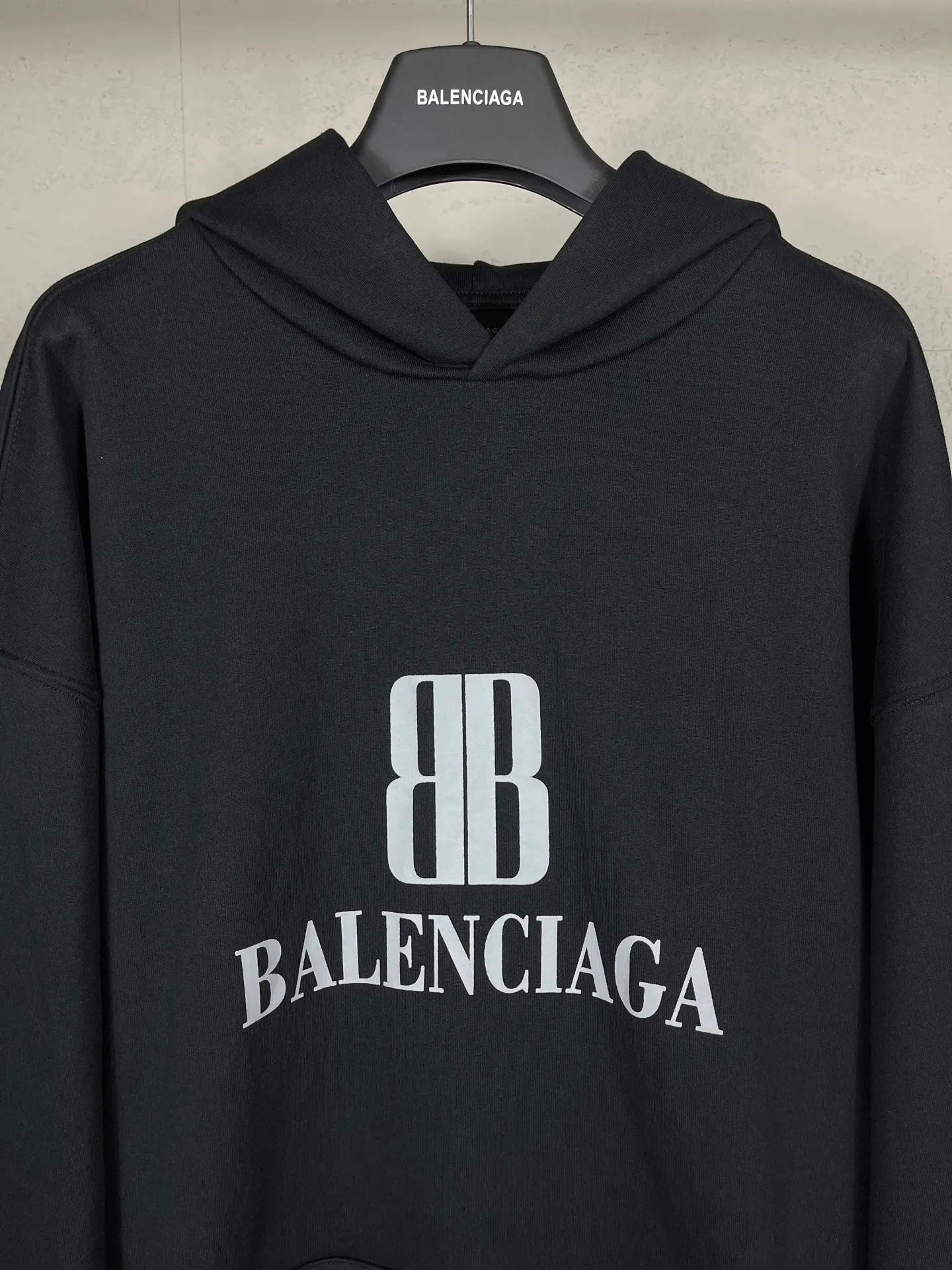 🅿️300 real photos [Top version. Official website quality] BALENCI*GA/Paris. SS25 latest autumn and winter style, Paris new LOGO printed hooded sweatshirt. Brick cabinets are synchronized. Genuine products are developed at the first time. Welcome to compare! The fabric is made of Paris ZP custom-woven and dyed cotton sweatshirt. Weighing 460 grams, the cloth surface is clean. The cloth pattern is clear, soft and comfortable. The threads are dyed with no color difference. The printing uses environmentally friendly imported rubber paddles. The letters are clear and the effect is three-dimensional. The version adopts OS loose shoulder design. Same style for men and women. Code: BL259926 Color: Black Size: XS S M L
