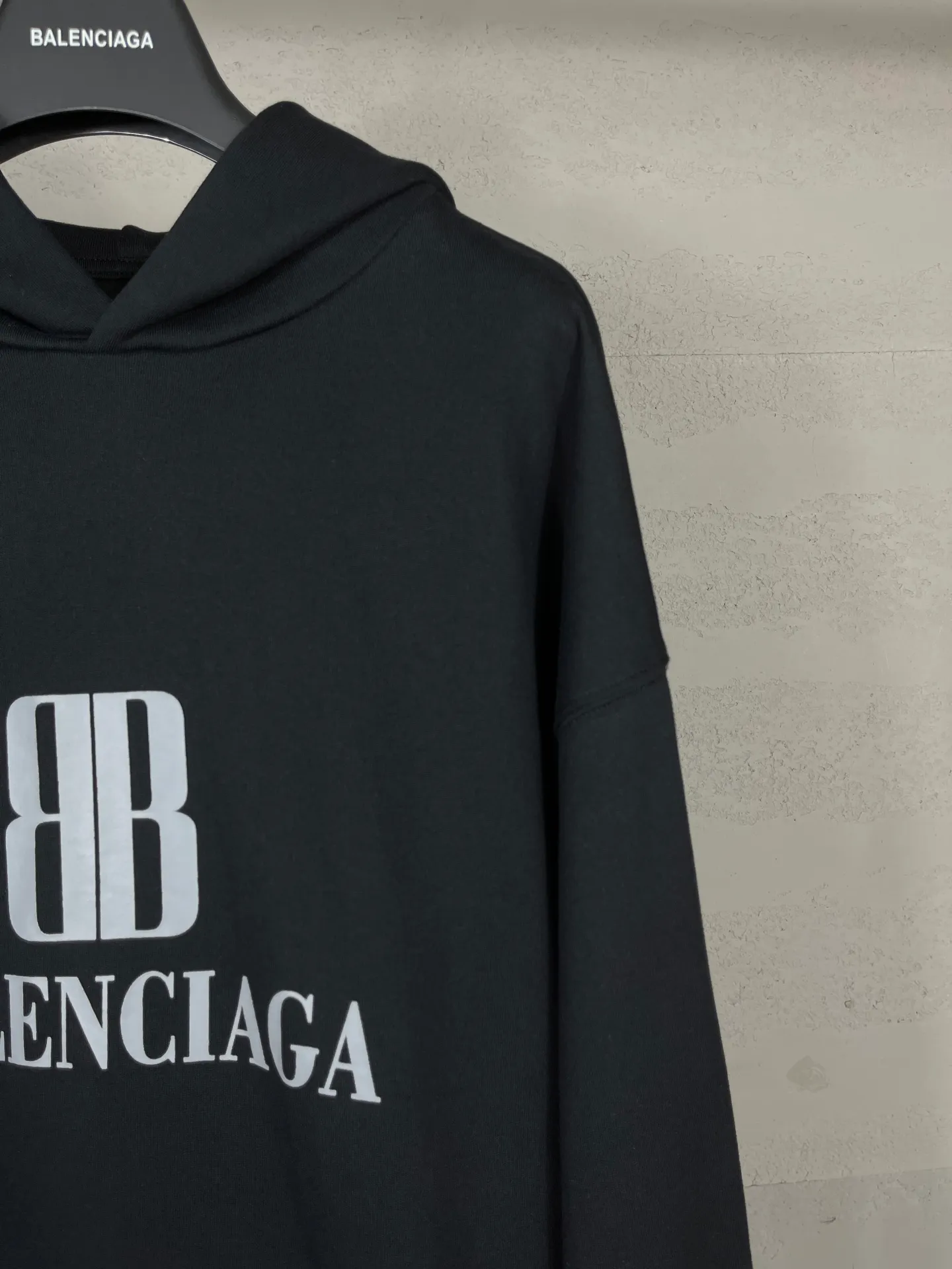 🅿️300 real photos [Top version. Official website quality] BALENCI*GA/Paris. SS25 latest autumn and winter style, Paris new LOGO printed hooded sweatshirt. Brick cabinets are synchronized. Genuine products are developed at the first time. Welcome to compare! The fabric is made of Paris ZP custom-woven and dyed cotton sweatshirt. Weighing 460 grams, the cloth surface is clean. The cloth pattern is clear, soft and comfortable. The threads are dyed with no color difference. The printing uses environmentally friendly imported rubber paddles. The letters are clear and the effect is three-dimensional. The version adopts OS loose shoulder design. Same style for men and women. Code: BL259926 Color: Black Size: XS S M L