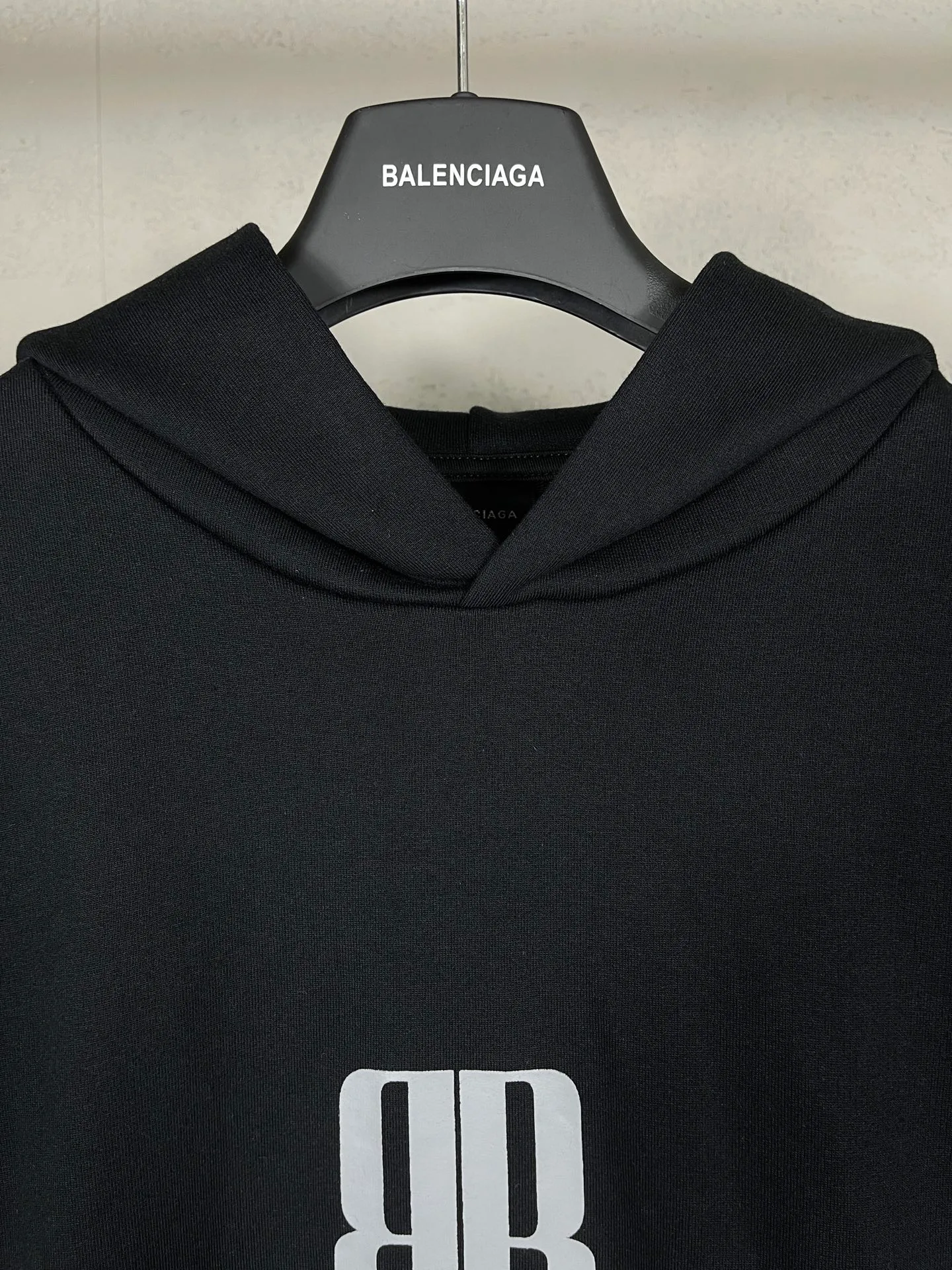 🅿️300 real photos [Top version. Official website quality] BALENCI*GA/Paris. SS25 latest autumn and winter style, Paris new LOGO printed hooded sweatshirt. Brick cabinets are synchronized. Genuine products are developed at the first time. Welcome to compare! The fabric is made of Paris ZP custom-woven and dyed cotton sweatshirt. Weighing 460 grams, the cloth surface is clean. The cloth pattern is clear, soft and comfortable. The threads are dyed with no color difference. The printing uses environmentally friendly imported rubber paddles. The letters are clear and the effect is three-dimensional. The version adopts OS loose shoulder design. Same style for men and women. Code: BL259926 Color: Black Size: XS S M L