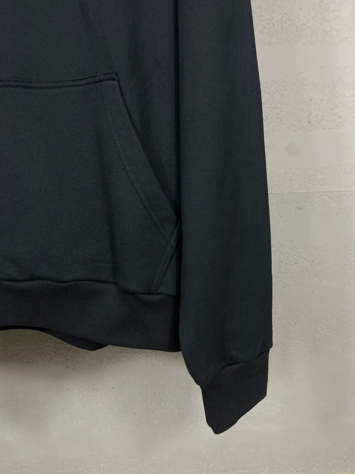 🅿️300 real photos [Top version. Official website quality] BALENCI*GA/Paris. SS25 latest autumn and winter style, Paris new LOGO printed hooded sweatshirt. Brick cabinets are synchronized. Genuine products are developed at the first time. Welcome to compare! The fabric is made of Paris ZP custom-woven and dyed cotton sweatshirt. Weighing 460 grams, the cloth surface is clean. The cloth pattern is clear, soft and comfortable. The threads are dyed with no color difference. The printing uses environmentally friendly imported rubber paddles. The letters are clear and the effect is three-dimensional. The version adopts OS loose shoulder design. Same style for men and women. Code: BL259926 Color: Black Size: XS S M L
