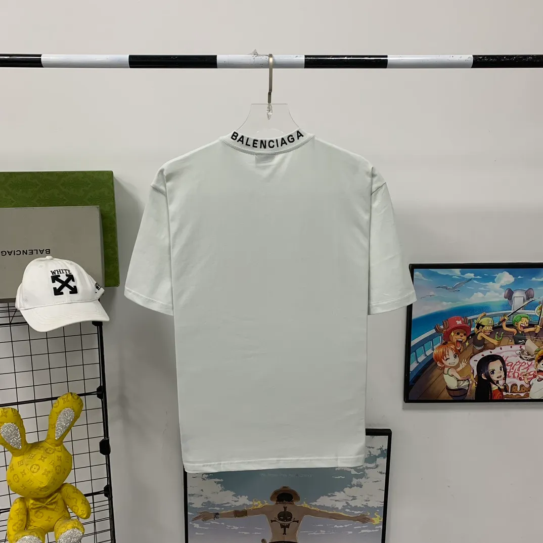 [New arrival] The top tested version Balenciaga Paris 23ss spring and summer new style 520 love printed embroidered logo short-sleeved T-shirts for male and female couples celebrities. The appearance of the single product is undoubtedly outstanding. It will definitely attract attention when paired with a couple style! Fashionable, relaxed and stylish, the atmosphere is instantly full~ It is made of 100% pure cotton fabric, which is soft and comfortable, has a delicate and waxy touch, and is very comfortable on the upper body! The simple and fashionable round neck design is simple and extraordinary, and it is very eye-catching. The stitching is very smooth and delicate, with a certain degree of looseness. It is strong, stylish, washable, durable and will not deform easily after long-term wear!  An item with obvious high street style, loose fit and cutting design, the upper body is very durable. This kind of short sleeves can definitely add a lot of color to your outfit, and also provide you with more charm and temptation in your daily life ~ P: 270 Color: Black White