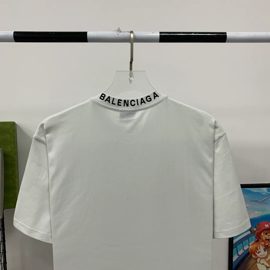[New arrival] The top tested version Balenciaga Paris 23ss spring and summer new style 520 love printed embroidered logo short-sleeved T-shirts for male and female couples celebrities. The appearance of the single product is undoubtedly outstanding. It will definitely attract attention when paired with a couple style! Fashionable, relaxed and stylish, the atmosphere is instantly full~ It is made of 100% pure cotton fabric, which is soft and comfortable, has a delicate and waxy touch, and is very comfortable on the upper body! The simple and fashionable round neck design is simple and extraordinary, and it is very eye-catching. The stitching is very smooth and delicate, with a certain degree of looseness. It is strong, stylish, washable, durable and will not deform easily after long-term wear!  An item with obvious high street style, loose fit and cutting design, the upper body is very durable. This kind of short sleeves can definitely add a lot of color to your outfit, and also provide you with more charm and temptation in your daily life ~ P: 270 Color: Black White