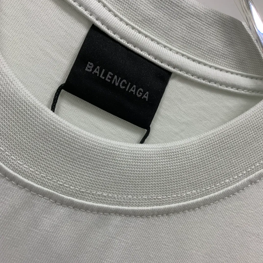 [New arrival] The top tested version Balenciaga Paris 23ss spring and summer new style 520 love printed embroidered logo short-sleeved T-shirts for male and female couples celebrities. The appearance of the single product is undoubtedly outstanding. It will definitely attract attention when paired with a couple style! Fashionable, relaxed and stylish, the atmosphere is instantly full~ It is made of 100% pure cotton fabric, which is soft and comfortable, has a delicate and waxy touch, and is very comfortable on the upper body! The simple and fashionable round neck design is simple and extraordinary, and it is very eye-catching. The stitching is very smooth and delicate, with a certain degree of looseness. It is strong, stylish, washable, durable and will not deform easily after long-term wear!  An item with obvious high street style, loose fit and cutting design, the upper body is very durable. This kind of short sleeves can definitely add a lot of color to your outfit, and also provide you with more charm and temptation in your daily life ~ P: 270 Color: Black White