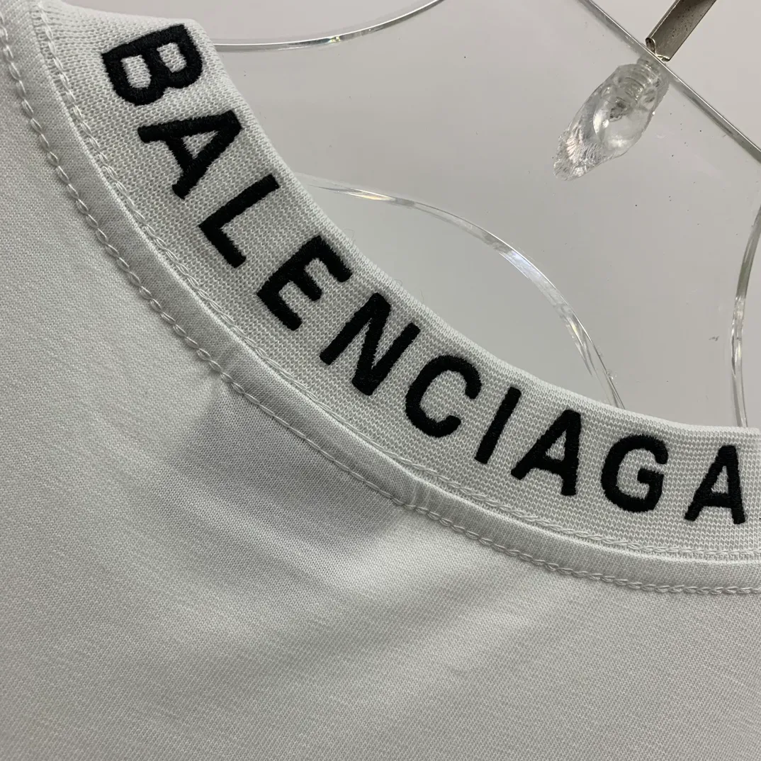 [New arrival] The top tested version Balenciaga Paris 23ss spring and summer new style 520 love printed embroidered logo short-sleeved T-shirts for male and female couples celebrities. The appearance of the single product is undoubtedly outstanding. It will definitely attract attention when paired with a couple style! Fashionable, relaxed and stylish, the atmosphere is instantly full~ It is made of 100% pure cotton fabric, which is soft and comfortable, has a delicate and waxy touch, and is very comfortable on the upper body! The simple and fashionable round neck design is simple and extraordinary, and it is very eye-catching. The stitching is very smooth and delicate, with a certain degree of looseness. It is strong, stylish, washable, durable and will not deform easily after long-term wear!  An item with obvious high street style, loose fit and cutting design, the upper body is very durable. This kind of short sleeves can definitely add a lot of color to your outfit, and also provide you with more charm and temptation in your daily life ~ P: 270 Color: Black White