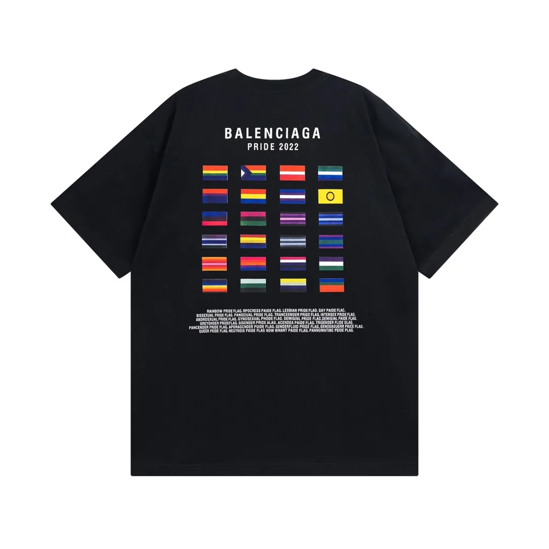 🅿️176 Detailed picture [Top version. Official website quality] BALENCI*GA/Paris. Double portrait multi-national flag direct-printed short-sleeved T-shirt. The fabric is made of Paris ZP custom-woven and dyed cotton double yarn. The net weight is 260 grams. The cloth surface is clean. The cloth pattern is clear. Soft and comfortable. The threads are dyed with no color difference. The pattern uses Kornit digital direct printing machine, and the colors of the national flags of many countries are clear. The direct-injection color is aligned with the original color, does not fade, and has no hand feel. The process is complex. Restored brick cabinets, produced at Jubie Market based on pictures, welcome to compare. The version uses OS loose shoulder design. Same style for men and women Code: BL223087 Color: Black. White Size: XS to L
