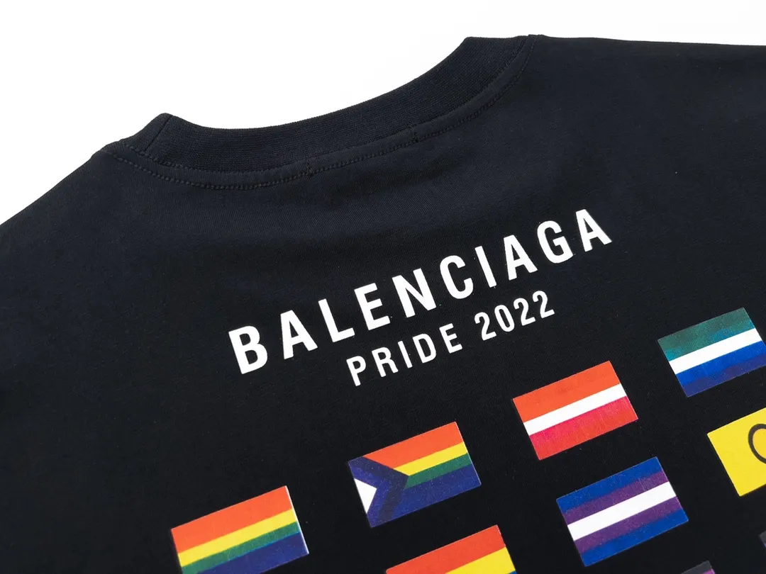 🅿️176 Detailed picture [Top version. Official website quality] BALENCI*GA/Paris. Double portrait multi-national flag direct-printed short-sleeved T-shirt. The fabric is made of Paris ZP custom-woven and dyed cotton double yarn. The net weight is 260 grams. The cloth surface is clean. The cloth pattern is clear. Soft and comfortable. The threads are dyed with no color difference. The pattern uses Kornit digital direct printing machine, and the colors of the national flags of many countries are clear. The direct-injection color is aligned with the original color, does not fade, and has no hand feel. The process is complex. Restored brick cabinets, produced at Jubie Market based on pictures, welcome to compare. The version uses OS loose shoulder design. Same style for men and women Code: BL223087 Color: Black. White Size: XS to L