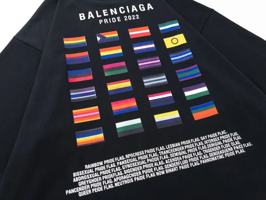 🅿️176 Detailed picture [Top version. Official website quality] BALENCI*GA/Paris. Double portrait multi-national flag direct-printed short-sleeved T-shirt. The fabric is made of Paris ZP custom-woven and dyed cotton double yarn. The net weight is 260 grams. The cloth surface is clean. The cloth pattern is clear. Soft and comfortable. The threads are dyed with no color difference. The pattern uses Kornit digital direct printing machine, and the colors of the national flags of many countries are clear. The direct-injection color is aligned with the original color, does not fade, and has no hand feel. The process is complex. Restored brick cabinets, produced at Jubie Market based on pictures, welcome to compare. The version uses OS loose shoulder design. Same style for men and women Code: BL223087 Color: Black. White Size: XS to L