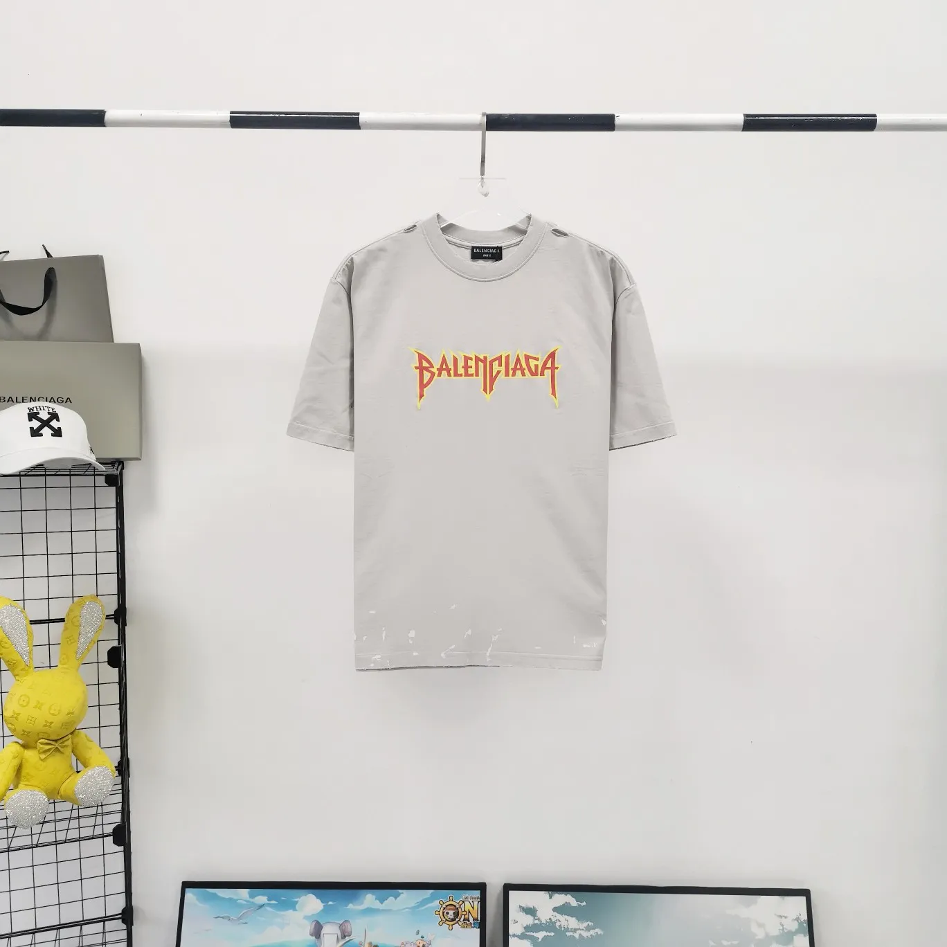 [New] The top tested version of BALENCIAGA Balenciaga's lightning flame burst pattern graffiti Xiao Yang's same model for male and female couple stars and the same style pure cotton short-sleeved T-shirt. The front panel is printed with glue bursting effect. It uses imported transparent slurry to scrape the bottom to make the printed cracks feel even. You don’t have to worry about it falling off, as long as it’s not violently machine washed (it’s no problem at all to wash and dry it). The hem is artificially embellished with hand-painted prints, creating a French messy graffiti style! All holes on the body are manually worn and positioned. The holes are even and won't affect the overall structure of the clothes, and they won't get bigger with washing! The fabric is made of 260g Odel pure cotton, brand new, washed, and labeled. zp consistent synchronization. Size: XS-L Color: Silver White Blue Black