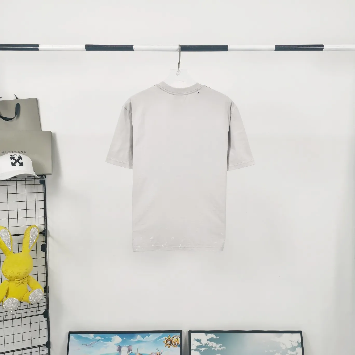 [New] The top tested version of BALENCIAGA Balenciaga's lightning flame burst pattern graffiti Xiao Yang's same model for male and female couple stars and the same style pure cotton short-sleeved T-shirt. The front panel is printed with glue bursting effect. It uses imported transparent slurry to scrape the bottom to make the printed cracks feel even. You don’t have to worry about it falling off, as long as it’s not violently machine washed (it’s no problem at all to wash and dry it). The hem is artificially embellished with hand-painted prints, creating a French messy graffiti style! All holes on the body are manually worn and positioned. The holes are even and won't affect the overall structure of the clothes, and they won't get bigger with washing! The fabric is made of 260g Odel pure cotton, brand new, washed, and labeled. zp consistent synchronization. Size: XS-L Color: Silver White Blue Black
