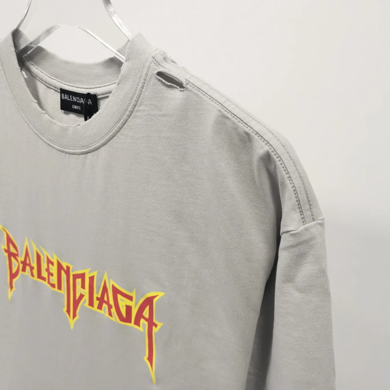 [New] The top tested version of BALENCIAGA Balenciaga's lightning flame burst pattern graffiti Xiao Yang's same model for male and female couple stars and the same style pure cotton short-sleeved T-shirt. The front panel is printed with glue bursting effect. It uses imported transparent slurry to scrape the bottom to make the printed cracks feel even. You don’t have to worry about it falling off, as long as it’s not violently machine washed (it’s no problem at all to wash and dry it). The hem is artificially embellished with hand-painted prints, creating a French messy graffiti style! All holes on the body are manually worn and positioned. The holes are even and won't affect the overall structure of the clothes, and they won't get bigger with washing! The fabric is made of 260g Odel pure cotton, brand new, washed, and labeled. zp consistent synchronization. Size: XS-L Color: Silver White Blue Black