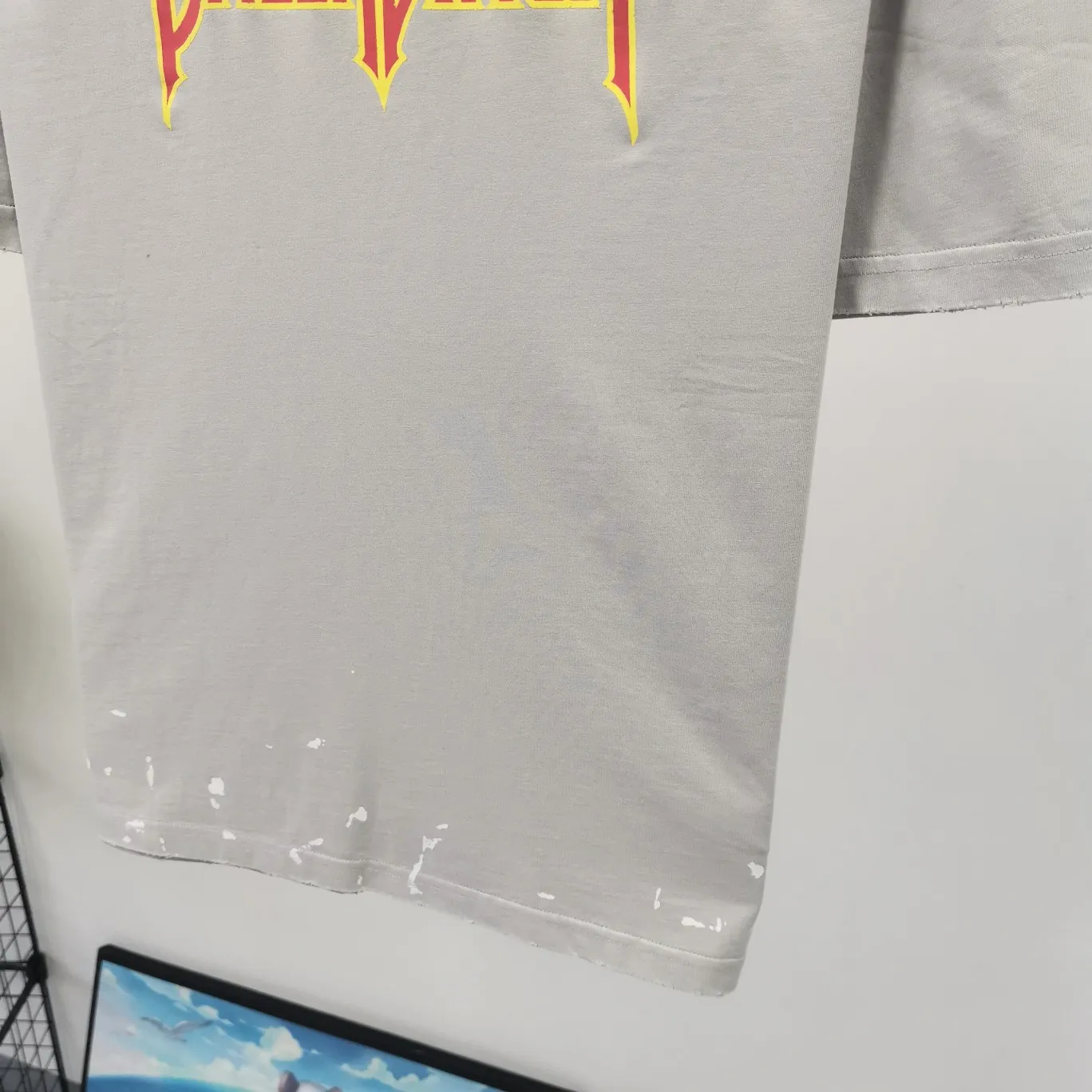 [New] The top tested version of BALENCIAGA Balenciaga's lightning flame burst pattern graffiti Xiao Yang's same model for male and female couple stars and the same style pure cotton short-sleeved T-shirt. The front panel is printed with glue bursting effect. It uses imported transparent slurry to scrape the bottom to make the printed cracks feel even. You don’t have to worry about it falling off, as long as it’s not violently machine washed (it’s no problem at all to wash and dry it). The hem is artificially embellished with hand-painted prints, creating a French messy graffiti style! All holes on the body are manually worn and positioned. The holes are even and won't affect the overall structure of the clothes, and they won't get bigger with washing! The fabric is made of 260g Odel pure cotton, brand new, washed, and labeled. zp consistent synchronization. Size: XS-L Color: Silver White Blue Black