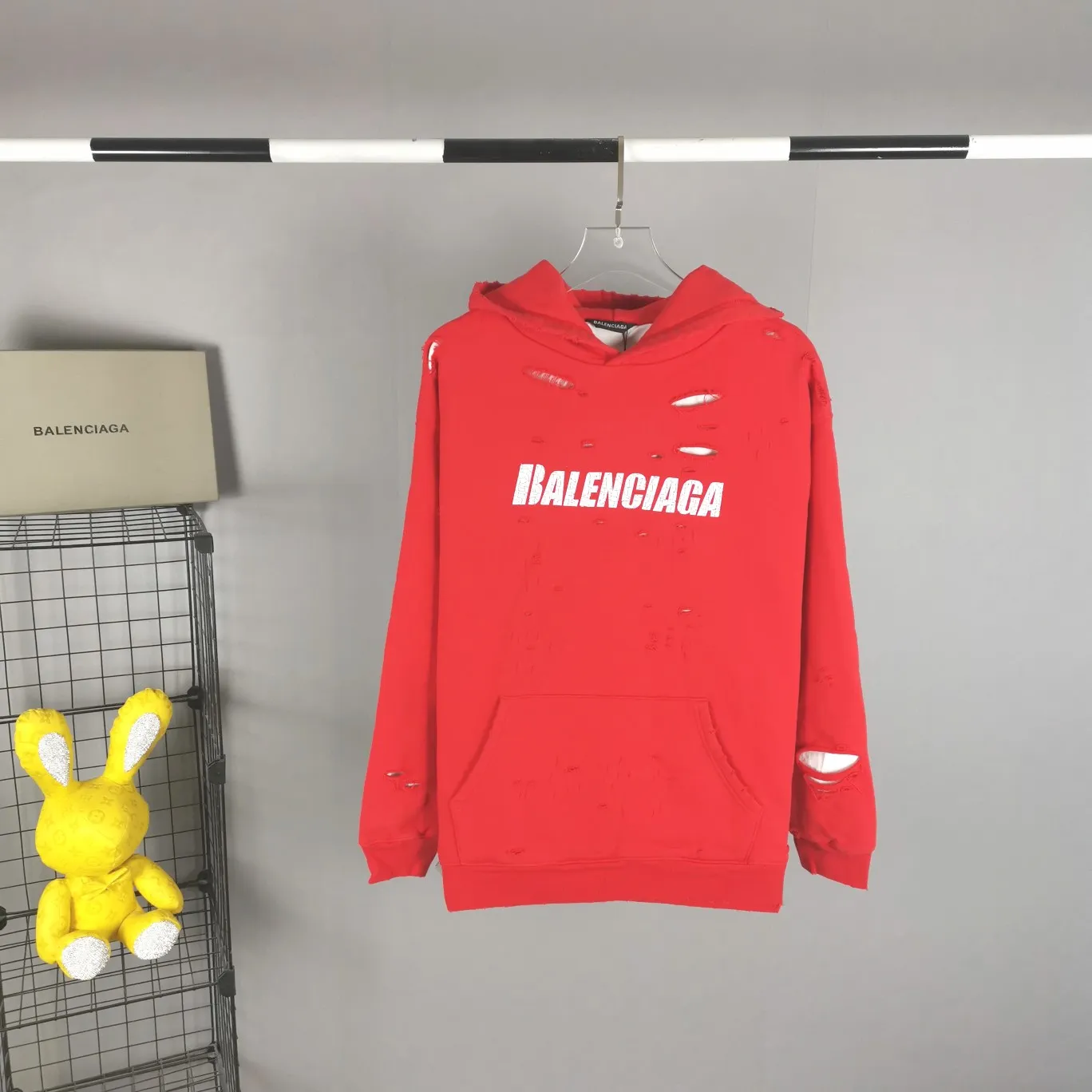 The top tested version of BALENCIAGA's Basic Cracked Sweatshirts and Hoodies for Male and Female Couples Stars can be said to be the most popular item among all the popular items. It has become popular on major self-media e-commerce platforms such as Xiaohongshu and Dewu. Heavy industrial craftsmanship tests the skills of lathes and printing techniques. Huge cost! Fabric: The outer fabric is made of 460g pure cotton fish scale terry fabric + the inner liner is 260g combed cotton. The weight of the ready-made garment exceeds 1kg, which can ❗️100%❗️ restore the drape of zp. The cost of fabric is over one hundred yuan. Washing process: After making the garment, the holes are polished by hand, and then washed to make it look old. The process is extremely complicated! There are more than 200 holes in the entire dress. The collar, cuffs, and hem are torn by hand (with pliers) rather than frayed. This is a more important detail.  Thread: dyed in the same vat with no color difference. Printing: made of special cracked material to achieve the ultimate in breathability and aesthetics! Just like the patterns on a turtle’s back, each one is different!  Accessories: Complete set of customized accessories + Sydney paper Size: XS-L (maximum wear: 230 catties) Color: blue black white purple red cyan P: 570