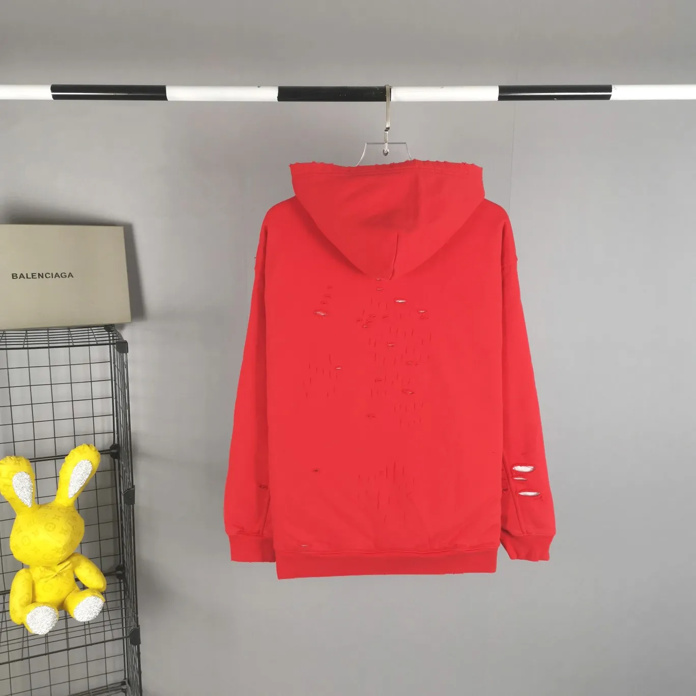 The top tested version of BALENCIAGA's Basic Cracked Sweatshirts and Hoodies for Male and Female Couples Stars can be said to be the most popular item among all the popular items. It has become popular on major self-media e-commerce platforms such as Xiaohongshu and Dewu. Heavy industrial craftsmanship tests the skills of lathes and printing techniques. Huge cost! Fabric: The outer fabric is made of 460g pure cotton fish scale terry fabric + the inner liner is 260g combed cotton. The weight of the ready-made garment exceeds 1kg, which can ❗️100%❗️ restore the drape of zp. The cost of fabric is over one hundred yuan. Washing process: After making the garment, the holes are polished by hand, and then washed to make it look old. The process is extremely complicated! There are more than 200 holes in the entire dress. The collar, cuffs, and hem are torn by hand (with pliers) rather than frayed. This is a more important detail.  Thread: dyed in the same vat with no color difference. Printing: made of special cracked material to achieve the ultimate in breathability and aesthetics! Just like the patterns on a turtle’s back, each one is different!  Accessories: Complete set of customized accessories + Sydney paper Size: XS-L (maximum wear: 230 catties) Color: blue black white purple red cyan P: 570