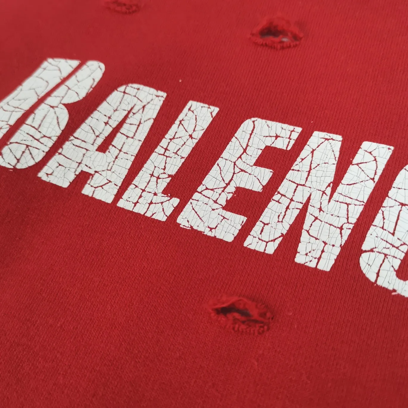 The top tested version of BALENCIAGA's Basic Cracked Sweatshirts and Hoodies for Male and Female Couples Stars can be said to be the most popular item among all the popular items. It has become popular on major self-media e-commerce platforms such as Xiaohongshu and Dewu. Heavy industrial craftsmanship tests the skills of lathes and printing techniques. Huge cost! Fabric: The outer fabric is made of 460g pure cotton fish scale terry fabric + the inner liner is 260g combed cotton. The weight of the ready-made garment exceeds 1kg, which can ❗️100%❗️ restore the drape of zp. The cost of fabric is over one hundred yuan. Washing process: After making the garment, the holes are polished by hand, and then washed to make it look old. The process is extremely complicated! There are more than 200 holes in the entire dress. The collar, cuffs, and hem are torn by hand (with pliers) rather than frayed. This is a more important detail.  Thread: dyed in the same vat with no color difference. Printing: made of special cracked material to achieve the ultimate in breathability and aesthetics! Just like the patterns on a turtle’s back, each one is different!  Accessories: Complete set of customized accessories + Sydney paper Size: XS-L (maximum wear: 230 catties) Color: blue black white purple red cyan P: 570