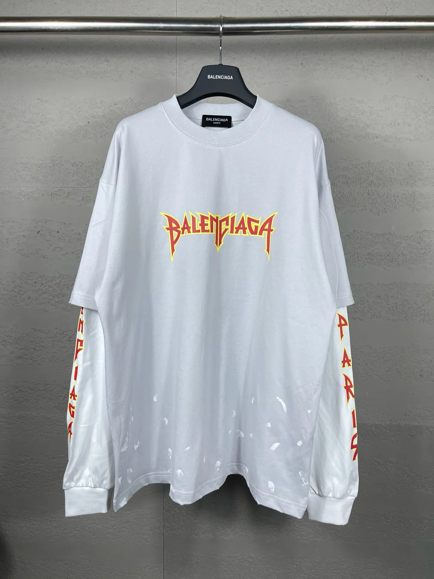 🅿️240 Detailed Picture [Top version. Official website quality] BALENCI*GA/Paris. Lightning letter straight crack print, washed, distressed and spliced ​​long-sleeved T-shirt. Brick cabinet synchronization. The fabric is made of Paris ZP custom-woven and dyed 100% cotton double yarn compact cotton. The weight is 260 grams, the cloth surface is clean. The cloth pattern is clear, soft and comfortable. The threads are dyed with no color difference. The classic pattern is printed with environmentally friendly imported tensile materials and precision printing screens. The letters are clear and the effect is three-dimensional. The ready-made clothes are hand-painted and restored to ZP, the ready-made clothes are worn and the brick cabinets are restored. Different market currency, welcome to compare, the version adopts OS loose shoulder version. Same style for men and women Coding: BL225025 Color: black, off-white Size: XS S M L
