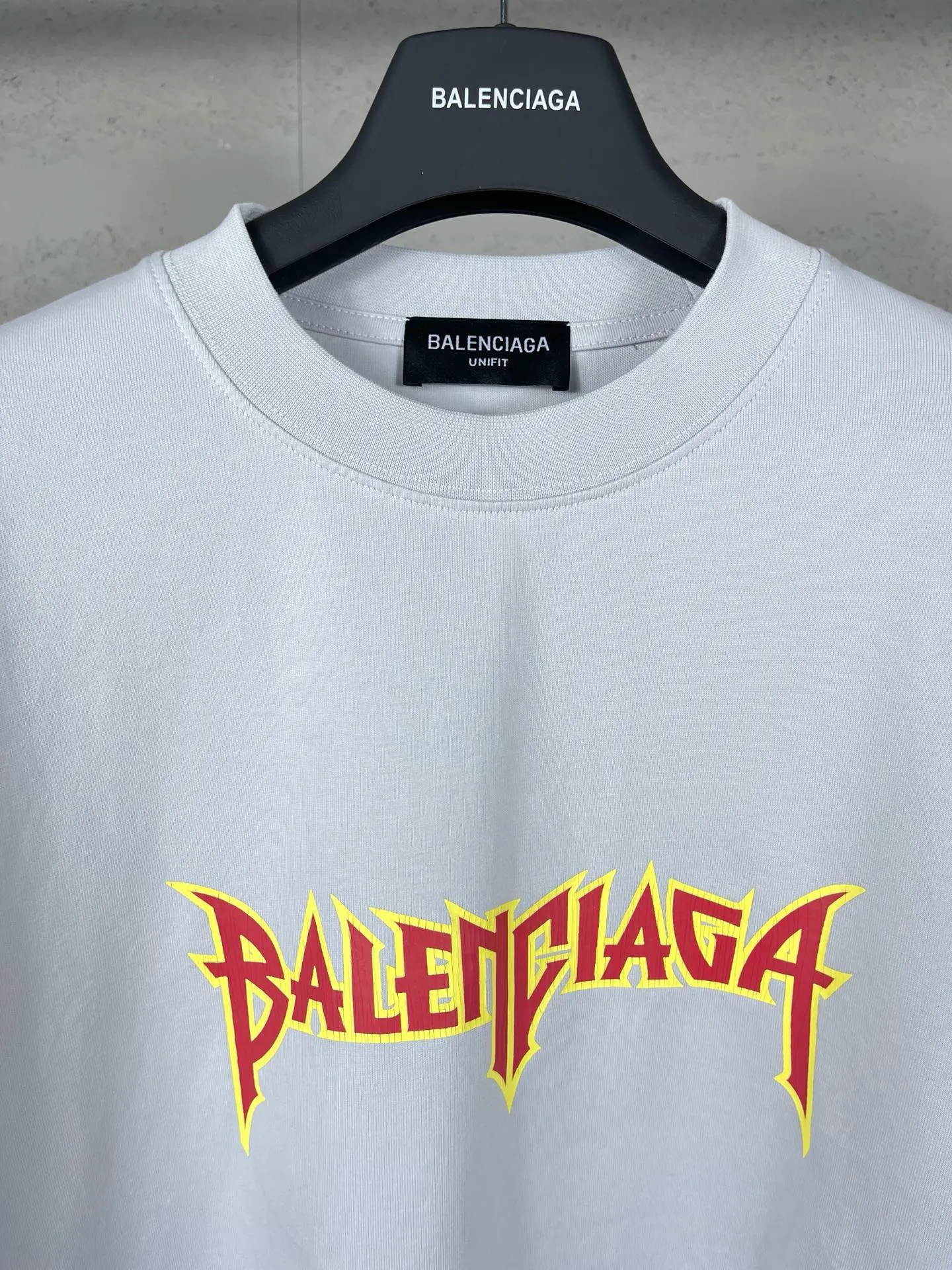 🅿️240 Detailed Picture [Top version. Official website quality] BALENCI*GA/Paris. Lightning letter straight crack print, washed, distressed and spliced ​​long-sleeved T-shirt. Brick cabinet synchronization. The fabric is made of Paris ZP custom-woven and dyed 100% cotton double yarn compact cotton. The weight is 260 grams, the cloth surface is clean. The cloth pattern is clear, soft and comfortable. The threads are dyed with no color difference. The classic pattern is printed with environmentally friendly imported tensile materials and precision printing screens. The letters are clear and the effect is three-dimensional. The ready-made clothes are hand-painted and restored to ZP, the ready-made clothes are worn and the brick cabinets are restored. Different market currency, welcome to compare, the version adopts OS loose shoulder version. Same style for men and women Coding: BL225025 Color: black, off-white Size: XS S M L