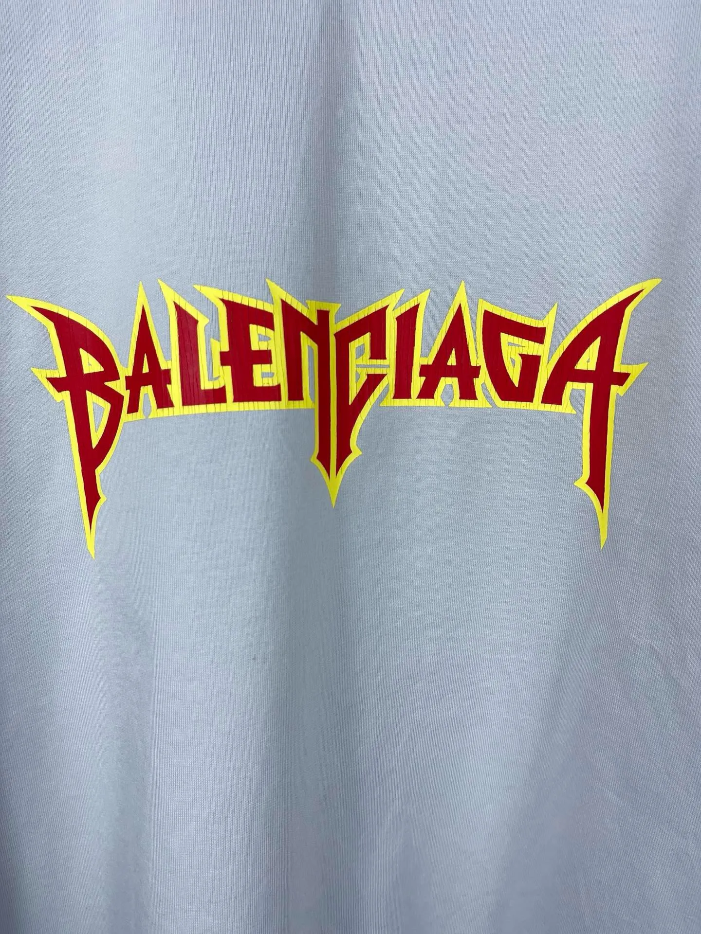 🅿️240 Detailed Picture [Top version. Official website quality] BALENCI*GA/Paris. Lightning letter straight crack print, washed, distressed and spliced ​​long-sleeved T-shirt. Brick cabinet synchronization. The fabric is made of Paris ZP custom-woven and dyed 100% cotton double yarn compact cotton. The weight is 260 grams, the cloth surface is clean. The cloth pattern is clear, soft and comfortable. The threads are dyed with no color difference. The classic pattern is printed with environmentally friendly imported tensile materials and precision printing screens. The letters are clear and the effect is three-dimensional. The ready-made clothes are hand-painted and restored to ZP, the ready-made clothes are worn and the brick cabinets are restored. Different market currency, welcome to compare, the version adopts OS loose shoulder version. Same style for men and women Coding: BL225025 Color: black, off-white Size: XS S M L