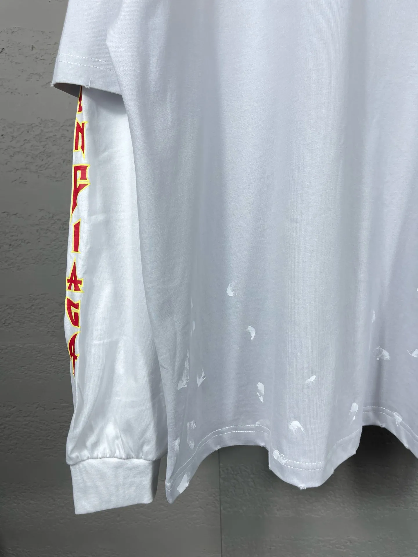 🅿️240 Detailed Picture [Top version. Official website quality] BALENCI*GA/Paris. Lightning letter straight crack print, washed, distressed and spliced ​​long-sleeved T-shirt. Brick cabinet synchronization. The fabric is made of Paris ZP custom-woven and dyed 100% cotton double yarn compact cotton. The weight is 260 grams, the cloth surface is clean. The cloth pattern is clear, soft and comfortable. The threads are dyed with no color difference. The classic pattern is printed with environmentally friendly imported tensile materials and precision printing screens. The letters are clear and the effect is three-dimensional. The ready-made clothes are hand-painted and restored to ZP, the ready-made clothes are worn and the brick cabinets are restored. Different market currency, welcome to compare, the version adopts OS loose shoulder version. Same style for men and women Coding: BL225025 Color: black, off-white Size: XS S M L