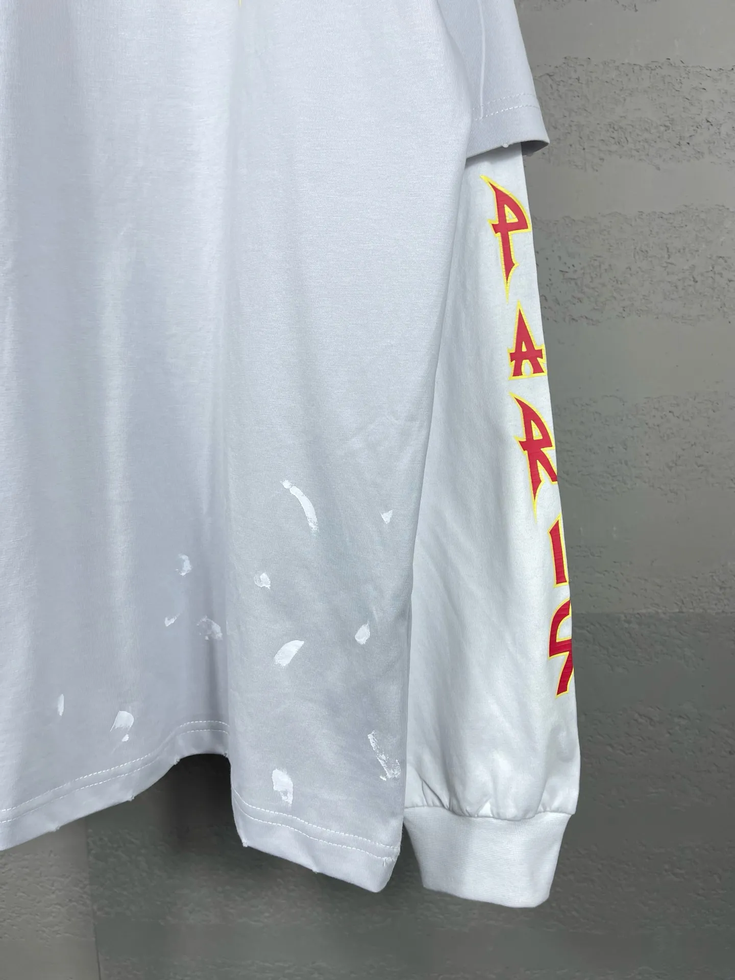 🅿️240 Detailed Picture [Top version. Official website quality] BALENCI*GA/Paris. Lightning letter straight crack print, washed, distressed and spliced ​​long-sleeved T-shirt. Brick cabinet synchronization. The fabric is made of Paris ZP custom-woven and dyed 100% cotton double yarn compact cotton. The weight is 260 grams, the cloth surface is clean. The cloth pattern is clear, soft and comfortable. The threads are dyed with no color difference. The classic pattern is printed with environmentally friendly imported tensile materials and precision printing screens. The letters are clear and the effect is three-dimensional. The ready-made clothes are hand-painted and restored to ZP, the ready-made clothes are worn and the brick cabinets are restored. Different market currency, welcome to compare, the version adopts OS loose shoulder version. Same style for men and women Coding: BL225025 Color: black, off-white Size: XS S M L