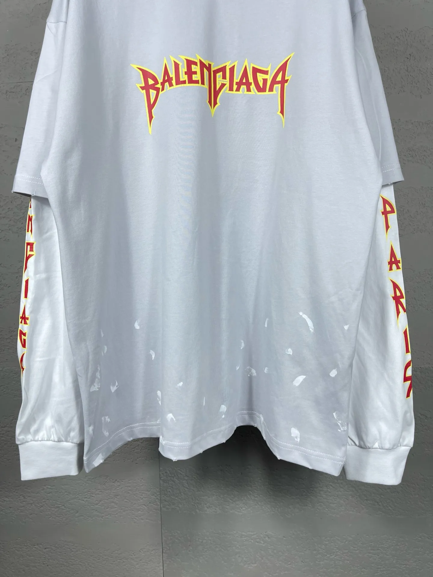 🅿️240 Detailed Picture [Top version. Official website quality] BALENCI*GA/Paris. Lightning letter straight crack print, washed, distressed and spliced ​​long-sleeved T-shirt. Brick cabinet synchronization. The fabric is made of Paris ZP custom-woven and dyed 100% cotton double yarn compact cotton. The weight is 260 grams, the cloth surface is clean. The cloth pattern is clear, soft and comfortable. The threads are dyed with no color difference. The classic pattern is printed with environmentally friendly imported tensile materials and precision printing screens. The letters are clear and the effect is three-dimensional. The ready-made clothes are hand-painted and restored to ZP, the ready-made clothes are worn and the brick cabinets are restored. Different market currency, welcome to compare, the version adopts OS loose shoulder version. Same style for men and women Coding: BL225025 Color: black, off-white Size: XS S M L