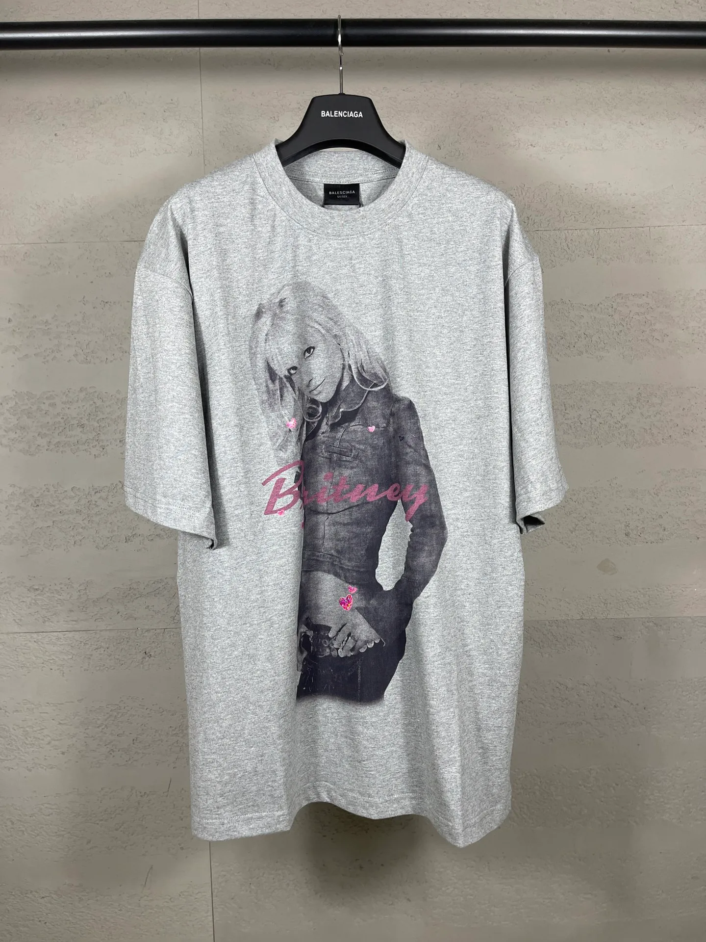 🅿️206 Actual pictures [Top version. Official website quality] BALENCI*GA/26 new model. Balenciaga Music |Britney Series limited edition music cooperation series, front and back direct-print printing, hot diamonds, washed and distressed short-sleeved T-shirt #SS26 latest style. Research and development at the first time, different market currencies. Comparisons welcome. The fabric is made of Paris ZP custom-woven and dyed cotton double yarn. Weighing 260 grams, the cloth surface is clean. The cloth pattern is clear, soft and comfortable. The threads are dyed with no color difference. Printing adopts computer direct printing. Garments are washed and aged. Jubie market currency. Welcome to compare. The version adopts OS loose shoulder design. Same style for men and women. Code: BL253701 Color: washed black, floral gray Size: XS S M L