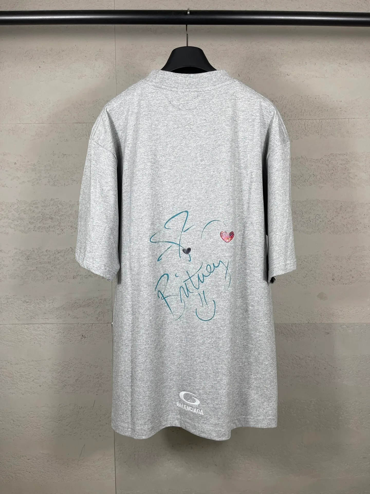 🅿️206 Actual pictures [Top version. Official website quality] BALENCI*GA/26 new model. Balenciaga Music |Britney Series limited edition music cooperation series, front and back direct-print printing, hot diamonds, washed and distressed short-sleeved T-shirt #SS26 latest style. Research and development at the first time, different market currencies. Comparisons welcome. The fabric is made of Paris ZP custom-woven and dyed cotton double yarn. Weighing 260 grams, the cloth surface is clean. The cloth pattern is clear, soft and comfortable. The threads are dyed with no color difference. Printing adopts computer direct printing. Garments are washed and aged. Jubie market currency. Welcome to compare. The version adopts OS loose shoulder design. Same style for men and women. Code: BL253701 Color: washed black, floral gray Size: XS S M L