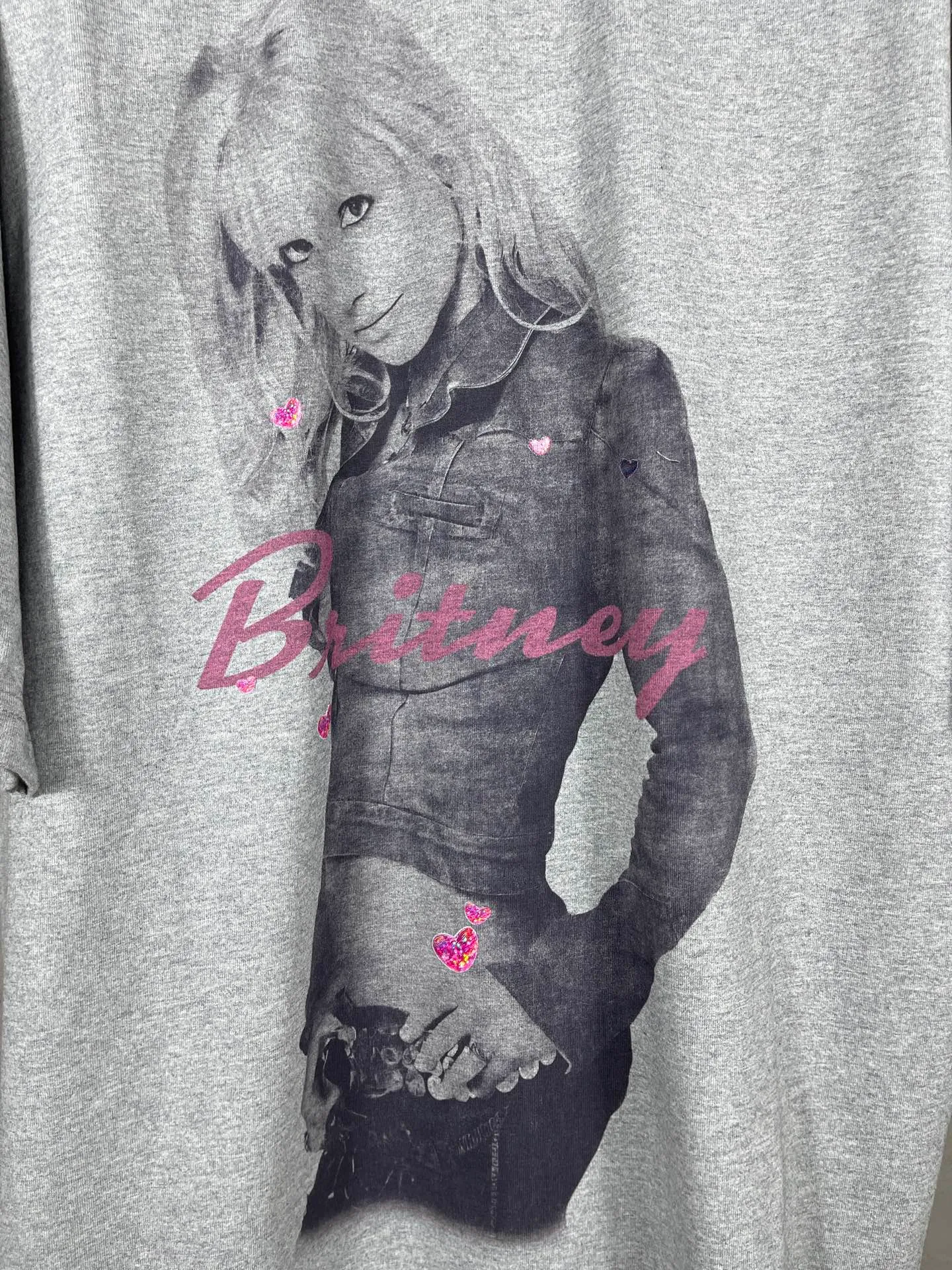 🅿️206 Actual pictures [Top version. Official website quality] BALENCI*GA/26 new model. Balenciaga Music |Britney Series limited edition music cooperation series, front and back direct-print printing, hot diamonds, washed and distressed short-sleeved T-shirt #SS26 latest style. Research and development at the first time, different market currencies. Comparisons welcome. The fabric is made of Paris ZP custom-woven and dyed cotton double yarn. Weighing 260 grams, the cloth surface is clean. The cloth pattern is clear, soft and comfortable. The threads are dyed with no color difference. Printing adopts computer direct printing. Garments are washed and aged. Jubie market currency. Welcome to compare. The version adopts OS loose shoulder design. Same style for men and women. Code: BL253701 Color: washed black, floral gray Size: XS S M L