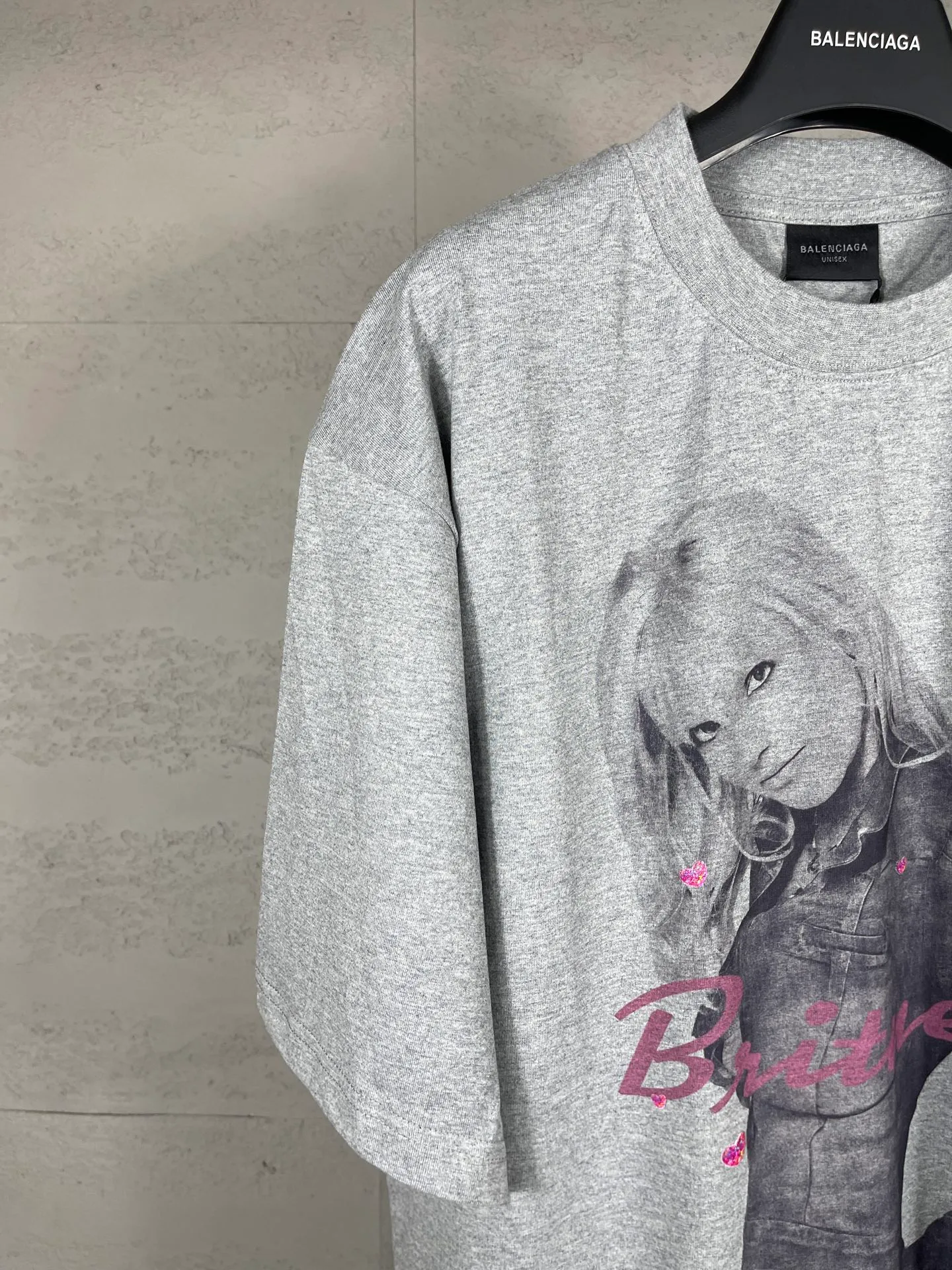 🅿️206 Actual pictures [Top version. Official website quality] BALENCI*GA/26 new model. Balenciaga Music |Britney Series limited edition music cooperation series, front and back direct-print printing, hot diamonds, washed and distressed short-sleeved T-shirt #SS26 latest style. Research and development at the first time, different market currencies. Comparisons welcome. The fabric is made of Paris ZP custom-woven and dyed cotton double yarn. Weighing 260 grams, the cloth surface is clean. The cloth pattern is clear, soft and comfortable. The threads are dyed with no color difference. Printing adopts computer direct printing. Garments are washed and aged. Jubie market currency. Welcome to compare. The version adopts OS loose shoulder design. Same style for men and women. Code: BL253701 Color: washed black, floral gray Size: XS S M L