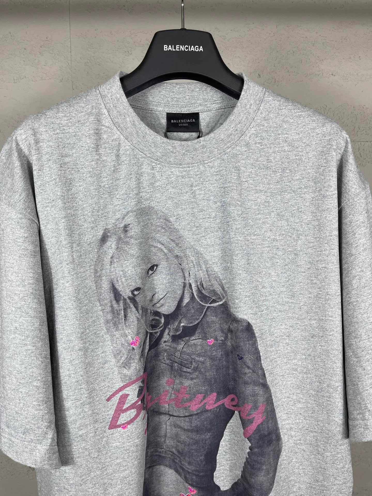 🅿️206 Actual pictures [Top version. Official website quality] BALENCI*GA/26 new model. Balenciaga Music |Britney Series limited edition music cooperation series, front and back direct-print printing, hot diamonds, washed and distressed short-sleeved T-shirt #SS26 latest style. Research and development at the first time, different market currencies. Comparisons welcome. The fabric is made of Paris ZP custom-woven and dyed cotton double yarn. Weighing 260 grams, the cloth surface is clean. The cloth pattern is clear, soft and comfortable. The threads are dyed with no color difference. Printing adopts computer direct printing. Garments are washed and aged. Jubie market currency. Welcome to compare. The version adopts OS loose shoulder design. Same style for men and women. Code: BL253701 Color: washed black, floral gray Size: XS S M L