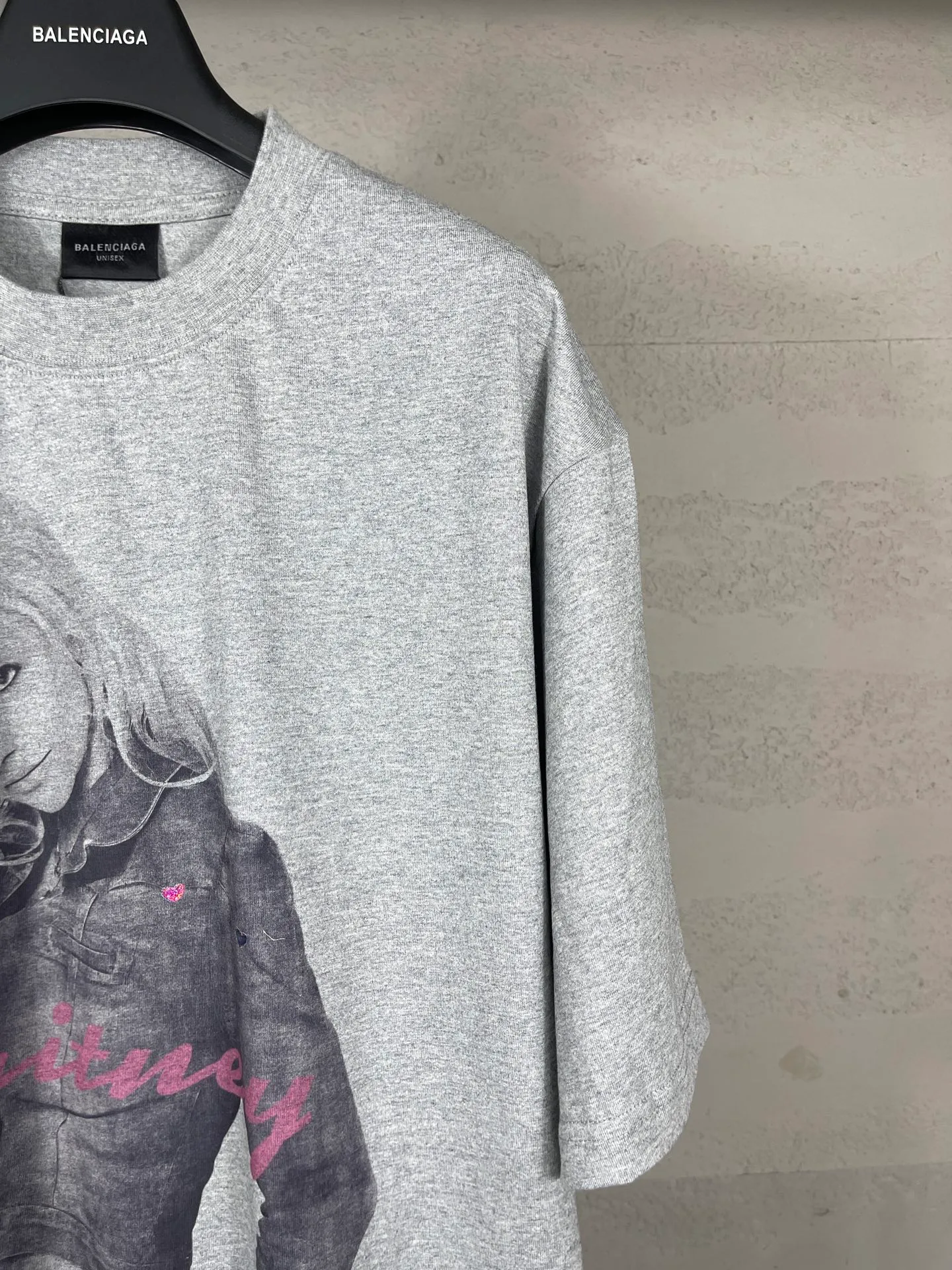 🅿️206 Actual pictures [Top version. Official website quality] BALENCI*GA/26 new model. Balenciaga Music |Britney Series limited edition music cooperation series, front and back direct-print printing, hot diamonds, washed and distressed short-sleeved T-shirt #SS26 latest style. Research and development at the first time, different market currencies. Comparisons welcome. The fabric is made of Paris ZP custom-woven and dyed cotton double yarn. Weighing 260 grams, the cloth surface is clean. The cloth pattern is clear, soft and comfortable. The threads are dyed with no color difference. Printing adopts computer direct printing. Garments are washed and aged. Jubie market currency. Welcome to compare. The version adopts OS loose shoulder design. Same style for men and women. Code: BL253701 Color: washed black, floral gray Size: XS S M L