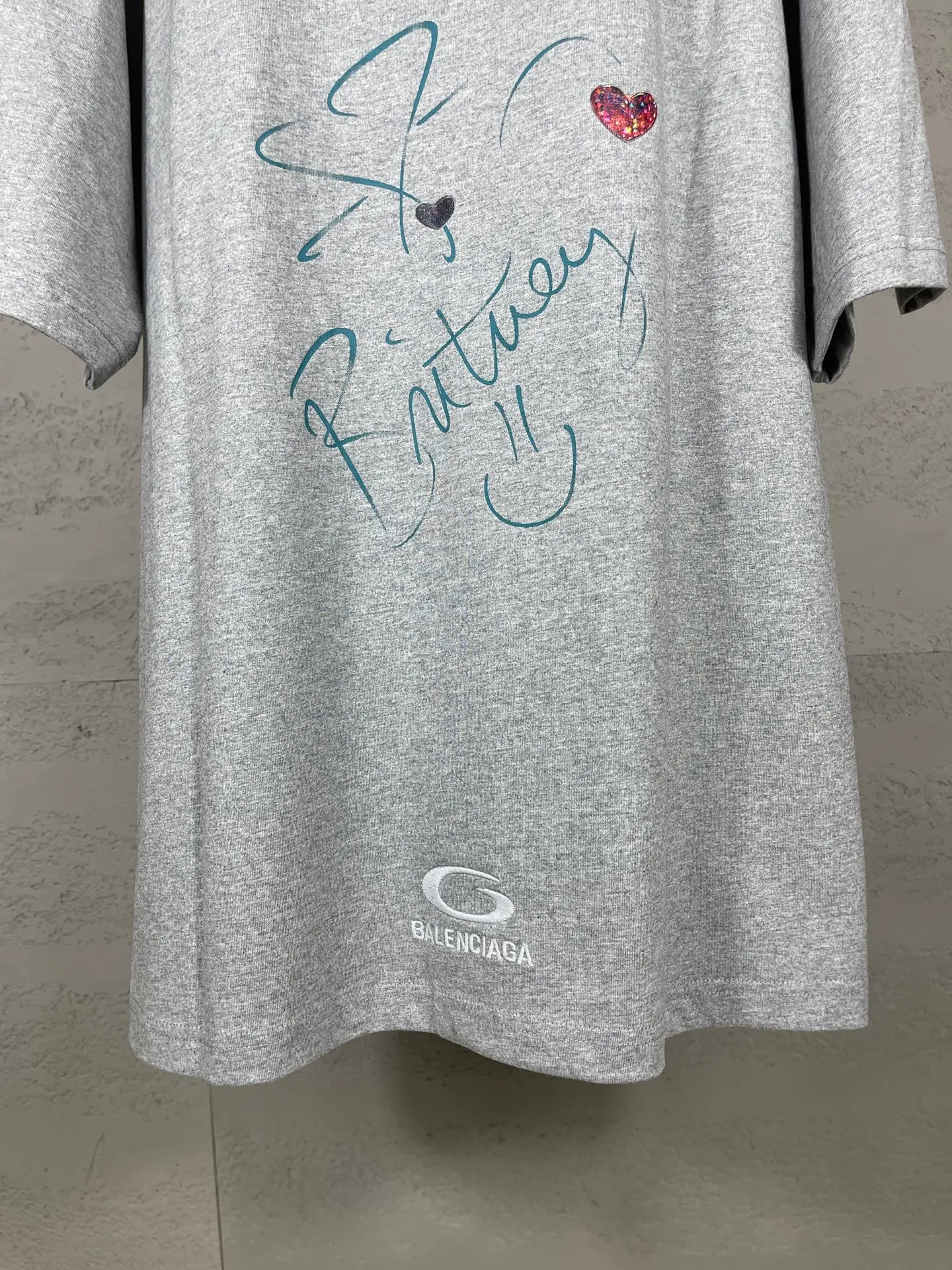 🅿️206 Actual pictures [Top version. Official website quality] BALENCI*GA/26 new model. Balenciaga Music |Britney Series limited edition music cooperation series, front and back direct-print printing, hot diamonds, washed and distressed short-sleeved T-shirt #SS26 latest style. Research and development at the first time, different market currencies. Comparisons welcome. The fabric is made of Paris ZP custom-woven and dyed cotton double yarn. Weighing 260 grams, the cloth surface is clean. The cloth pattern is clear, soft and comfortable. The threads are dyed with no color difference. Printing adopts computer direct printing. Garments are washed and aged. Jubie market currency. Welcome to compare. The version adopts OS loose shoulder design. Same style for men and women. Code: BL253701 Color: washed black, floral gray Size: XS S M L