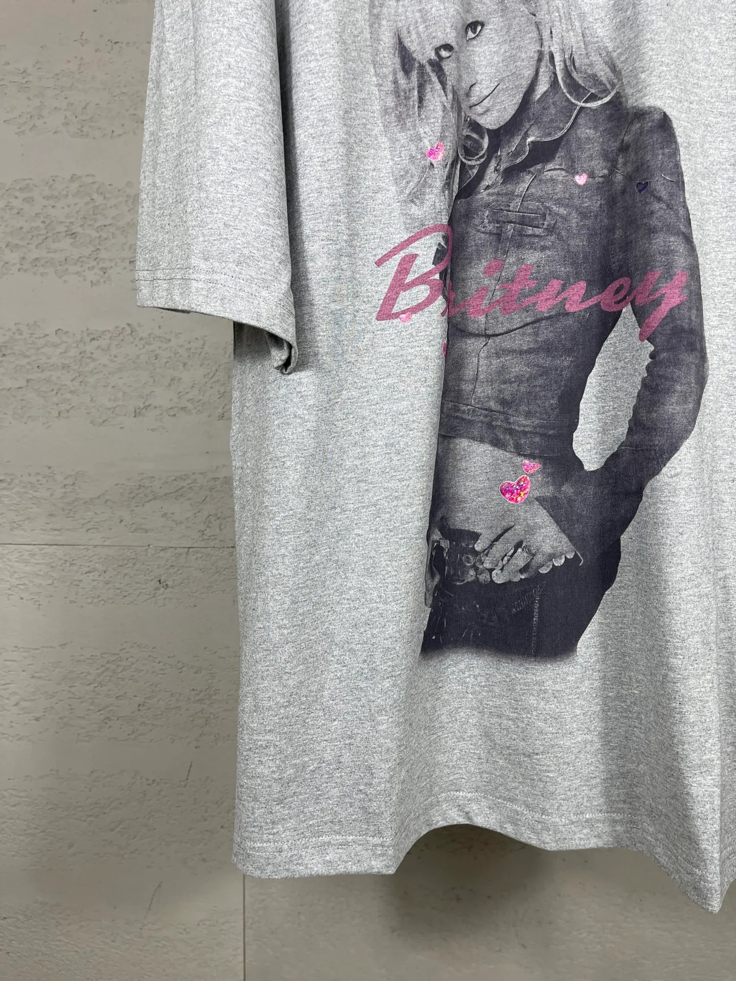 🅿️206 Actual pictures [Top version. Official website quality] BALENCI*GA/26 new model. Balenciaga Music |Britney Series limited edition music cooperation series, front and back direct-print printing, hot diamonds, washed and distressed short-sleeved T-shirt #SS26 latest style. Research and development at the first time, different market currencies. Comparisons welcome. The fabric is made of Paris ZP custom-woven and dyed cotton double yarn. Weighing 260 grams, the cloth surface is clean. The cloth pattern is clear, soft and comfortable. The threads are dyed with no color difference. Printing adopts computer direct printing. Garments are washed and aged. Jubie market currency. Welcome to compare. The version adopts OS loose shoulder design. Same style for men and women. Code: BL253701 Color: washed black, floral gray Size: XS S M L