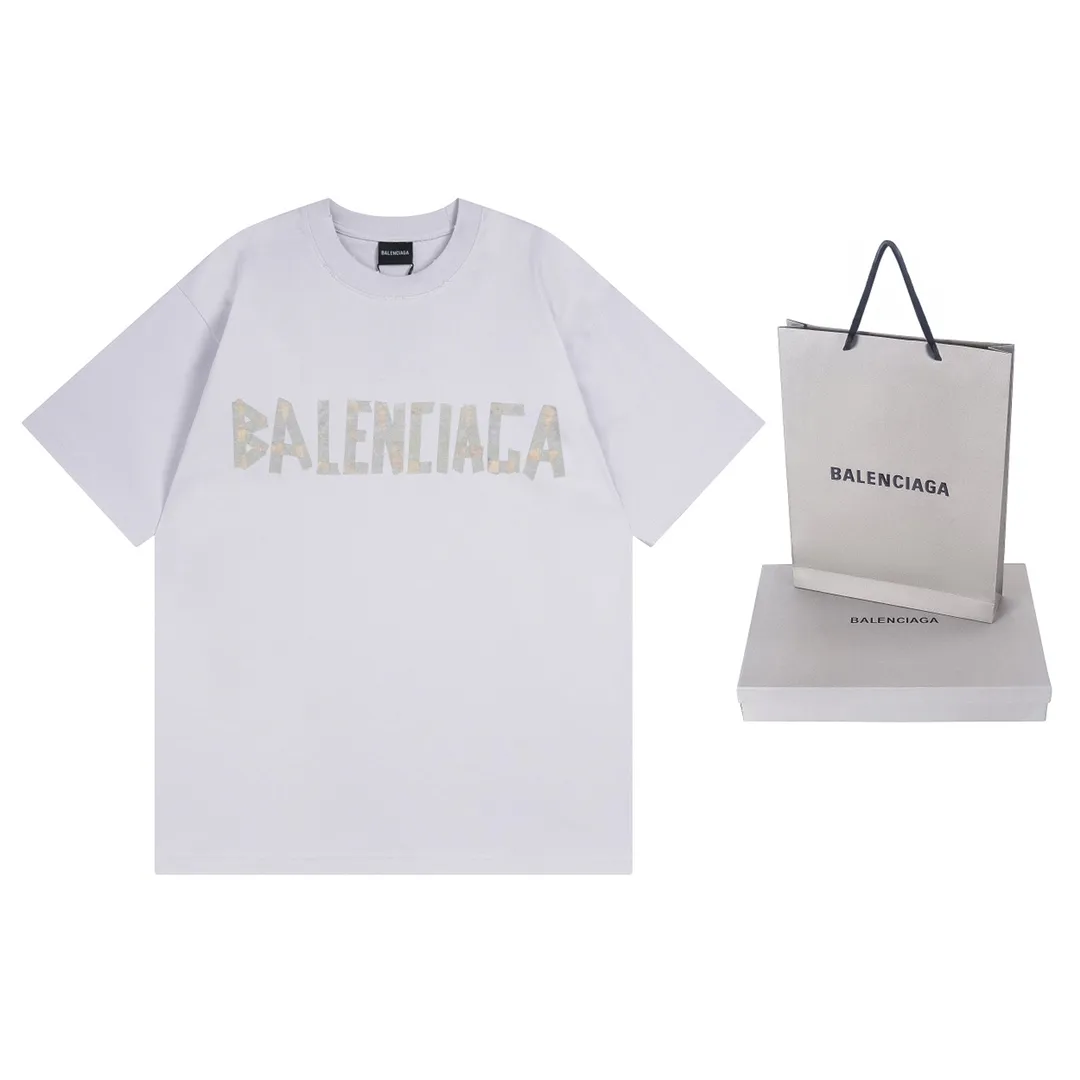 🅿️194 Detailed picture [Top version. Official website quality] BALENCI*GA/Paris. 23ss latest classic model. Tape pulp printing. Ready-to-wear washed and distressed short-sleeved T-shirt. Brick cabinet synchronization. The fabric is made of Paris ZP custom-woven and dyed 100% cotton double yarn compact cotton. The weight is 260 grams, the cloth surface is clean. The cloth pattern is clear, soft and comfortable, and the thread is dyed with no color difference. The classic pattern is printed with environmentally friendly imported materials, and the tape pattern is glued. The letters are clear and the effect is three-dimensional. Restored brick cabinet. The garments were washed and aged, and polished by many hands. Produced by ultra-heavy craftsmanship, the market currency is very different, welcome to compare.                                 Note⚠️ZP is made of iron gray garments that are washed and distressed. Pay attention to the big difference! Welcome to compare! The version adopts OS loose shoulder version. The same style for men and women. Code: BL223089 Color: iron gray, white, fluorescent green, gray blue, coffee color, fog blue, beige gray, burgundy, green, floral gray Size: XS S M L