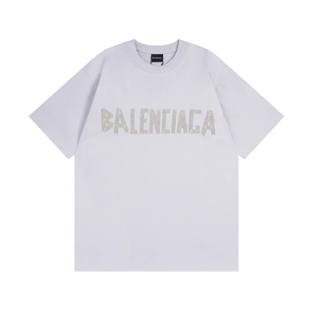 🅿️194 Detailed picture [Top version. Official website quality] BALENCI*GA/Paris. 23ss latest classic model. Tape pulp printing. Ready-to-wear washed and distressed short-sleeved T-shirt. Brick cabinet synchronization. The fabric is made of Paris ZP custom-woven and dyed 100% cotton double yarn compact cotton. The weight is 260 grams, the cloth surface is clean. The cloth pattern is clear, soft and comfortable, and the thread is dyed with no color difference. The classic pattern is printed with environmentally friendly imported materials, and the tape pattern is glued. The letters are clear and the effect is three-dimensional. Restored brick cabinet. The garments were washed and aged, and polished by many hands. Produced by ultra-heavy craftsmanship, the market currency is very different, welcome to compare.                                 Note⚠️ZP is made of iron gray garments that are washed and distressed. Pay attention to the big difference! Welcome to compare! The version adopts OS loose shoulder version. The same style for men and women. Code: BL223089 Color: iron gray, white, fluorescent green, gray blue, coffee color, fog blue, beige gray, burgundy, green, floral gray Size: XS S M L