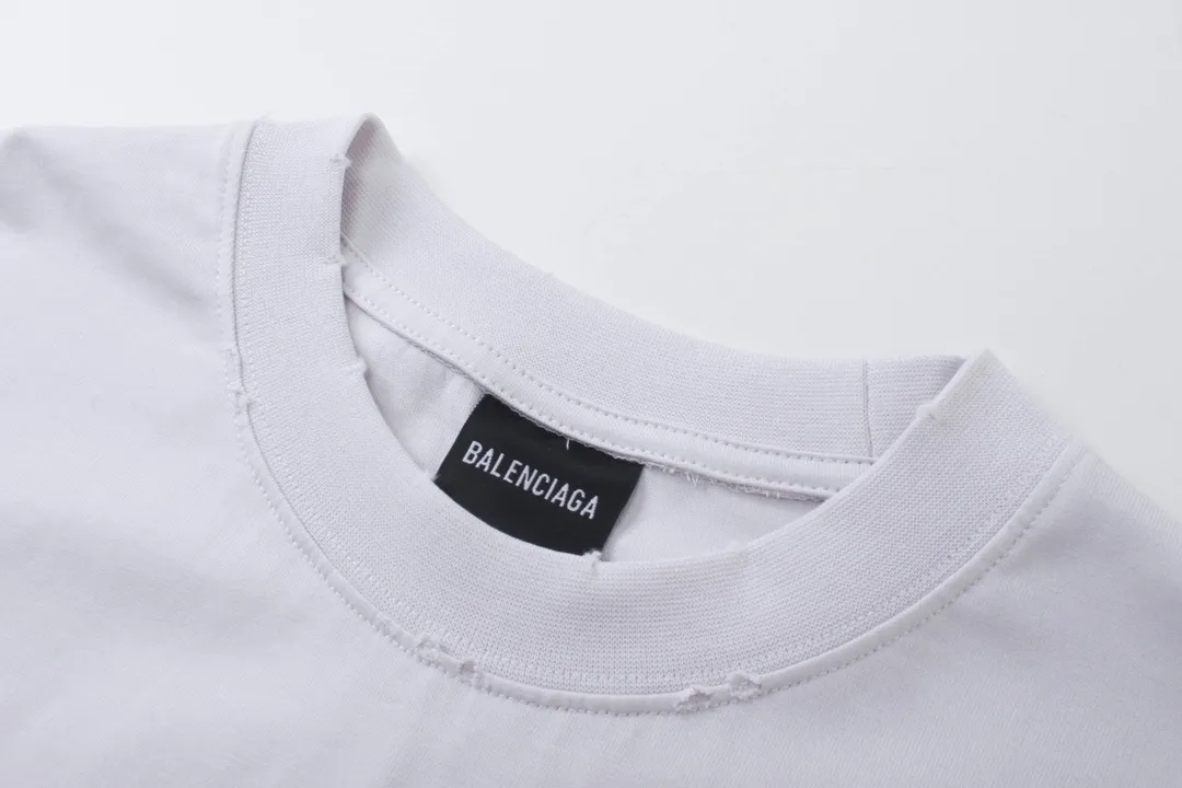 🅿️194 Detailed picture [Top version. Official website quality] BALENCI*GA/Paris. 23ss latest classic model. Tape pulp printing. Ready-to-wear washed and distressed short-sleeved T-shirt. Brick cabinet synchronization. The fabric is made of Paris ZP custom-woven and dyed 100% cotton double yarn compact cotton. The weight is 260 grams, the cloth surface is clean. The cloth pattern is clear, soft and comfortable, and the thread is dyed with no color difference. The classic pattern is printed with environmentally friendly imported materials, and the tape pattern is glued. The letters are clear and the effect is three-dimensional. Restored brick cabinet. The garments were washed and aged, and polished by many hands. Produced by ultra-heavy craftsmanship, the market currency is very different, welcome to compare.                                 Note⚠️ZP is made of iron gray garments that are washed and distressed. Pay attention to the big difference! Welcome to compare! The version adopts OS loose shoulder version. The same style for men and women. Code: BL223089 Color: iron gray, white, fluorescent green, gray blue, coffee color, fog blue, beige gray, burgundy, green, floral gray Size: XS S M L