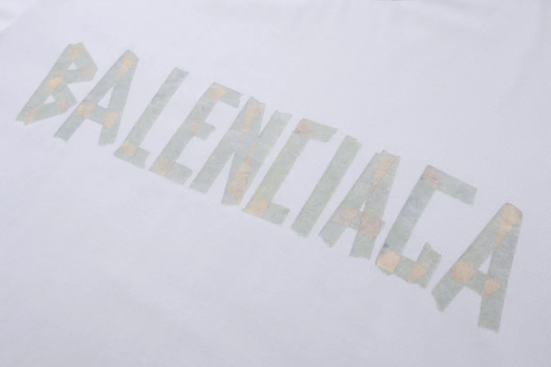 🅿️194 Detailed picture [Top version. Official website quality] BALENCI*GA/Paris. 23ss latest classic model. Tape pulp printing. Ready-to-wear washed and distressed short-sleeved T-shirt. Brick cabinet synchronization. The fabric is made of Paris ZP custom-woven and dyed 100% cotton double yarn compact cotton. The weight is 260 grams, the cloth surface is clean. The cloth pattern is clear, soft and comfortable, and the thread is dyed with no color difference. The classic pattern is printed with environmentally friendly imported materials, and the tape pattern is glued. The letters are clear and the effect is three-dimensional. Restored brick cabinet. The garments were washed and aged, and polished by many hands. Produced by ultra-heavy craftsmanship, the market currency is very different, welcome to compare.                                 Note⚠️ZP is made of iron gray garments that are washed and distressed. Pay attention to the big difference! Welcome to compare! The version adopts OS loose shoulder version. The same style for men and women. Code: BL223089 Color: iron gray, white, fluorescent green, gray blue, coffee color, fog blue, beige gray, burgundy, green, floral gray Size: XS S M L