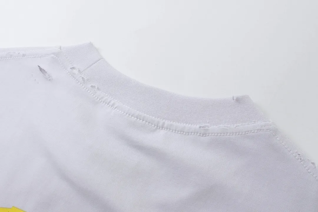 🅿️194 Detailed picture [Top version. Official website quality] BALENCI*GA/Paris. 23ss latest classic model. Tape pulp printing. Ready-to-wear washed and distressed short-sleeved T-shirt. Brick cabinet synchronization. The fabric is made of Paris ZP custom-woven and dyed 100% cotton double yarn compact cotton. The weight is 260 grams, the cloth surface is clean. The cloth pattern is clear, soft and comfortable, and the thread is dyed with no color difference. The classic pattern is printed with environmentally friendly imported materials, and the tape pattern is glued. The letters are clear and the effect is three-dimensional. Restored brick cabinet. The garments were washed and aged, and polished by many hands. Produced by ultra-heavy craftsmanship, the market currency is very different, welcome to compare.                                 Note⚠️ZP is made of iron gray garments that are washed and distressed. Pay attention to the big difference! Welcome to compare! The version adopts OS loose shoulder version. The same style for men and women. Code: BL223089 Color: iron gray, white, fluorescent green, gray blue, coffee color, fog blue, beige gray, burgundy, green, floral gray Size: XS S M L