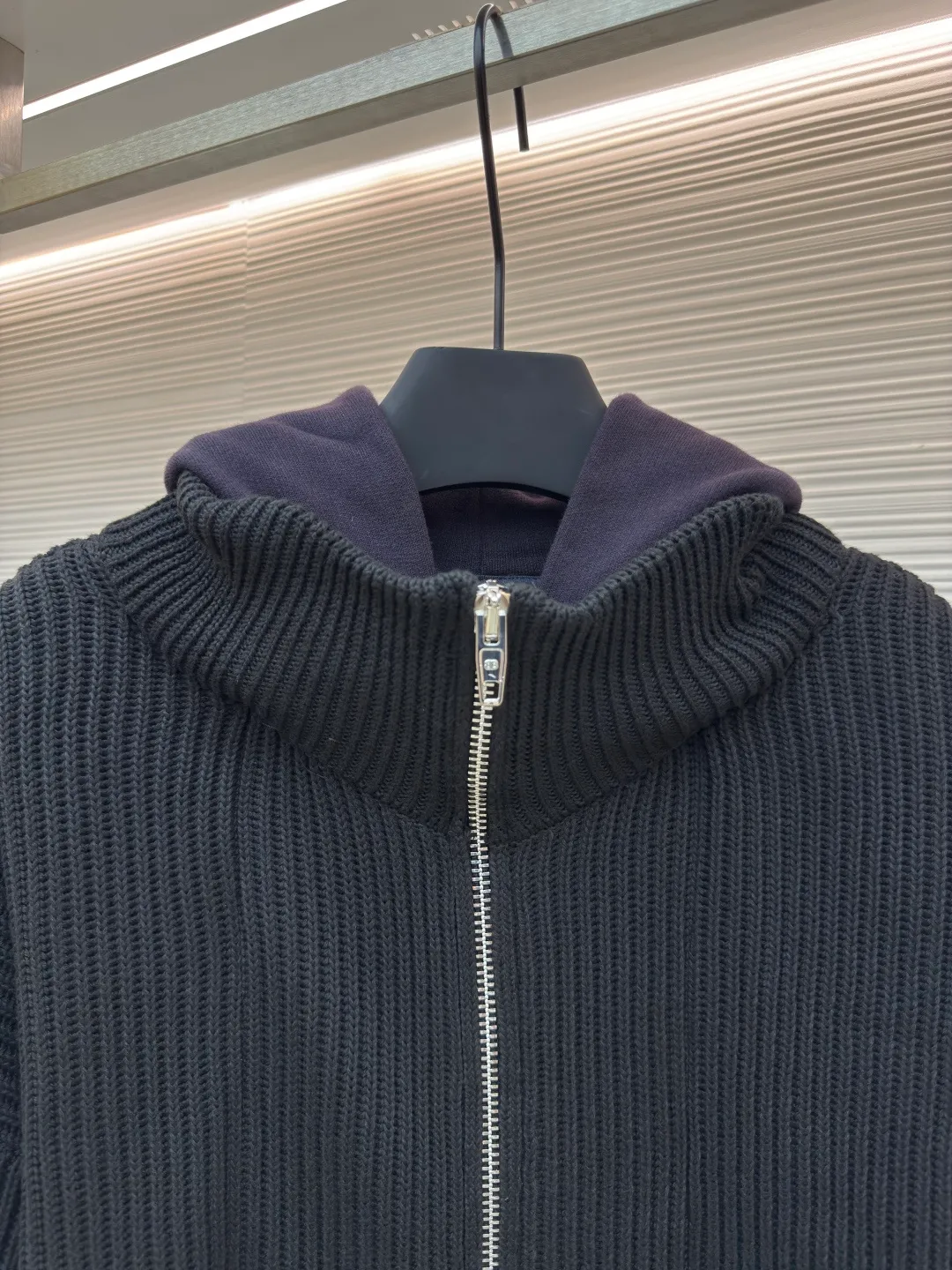 454Balenciaga fake two-piece spliced ​​zipper cardigan sweater ●Authentic product: Purchased and developed by 19079 ●Item number: 1680454-C20 ●Fabric: Heavy fabric ●Technology: Thick needle production ●Version: Loose version ●Weight: about 1668 grams ●Size: 1-2-3 ●Description: This part obviously uses thick gauge knitting technology. The thick needle-like weaving method forms a clear, exaggerated knitted texture and a relatively loose fabric structure, which is in sharp contrast with the dense knitting of the main part, greatly enhancing the visual impact and layering of the single product. In order to pursue the ultimate wearing experience, this woolen fabric has undergone an advanced enzyme washing process. The fiber is gently and naturally degraded by biological enzymes, which completely removes the stiffness and itchiness often found in new fabrics, making it appear almost distressed and extraordinary skin-friendly softness, while giving the color a gentle retro charm. The most complex essence of the entire piece lies in its fake two-piece splicing design. It is not simply sewing two separate items, but in the weaving process of a cardigan, two fabrics of completely different weights, materials, weaves and colors are seamlessly integrated into one through extremely precise calculations. The overall wiring is straight and delicate, the fabric is comfortable and soft, and the color is consistent without color difference. It can be matched with the same style to create a fashionable look and control various occasions. Customized accessories, complete with three standards, same style for men and women!