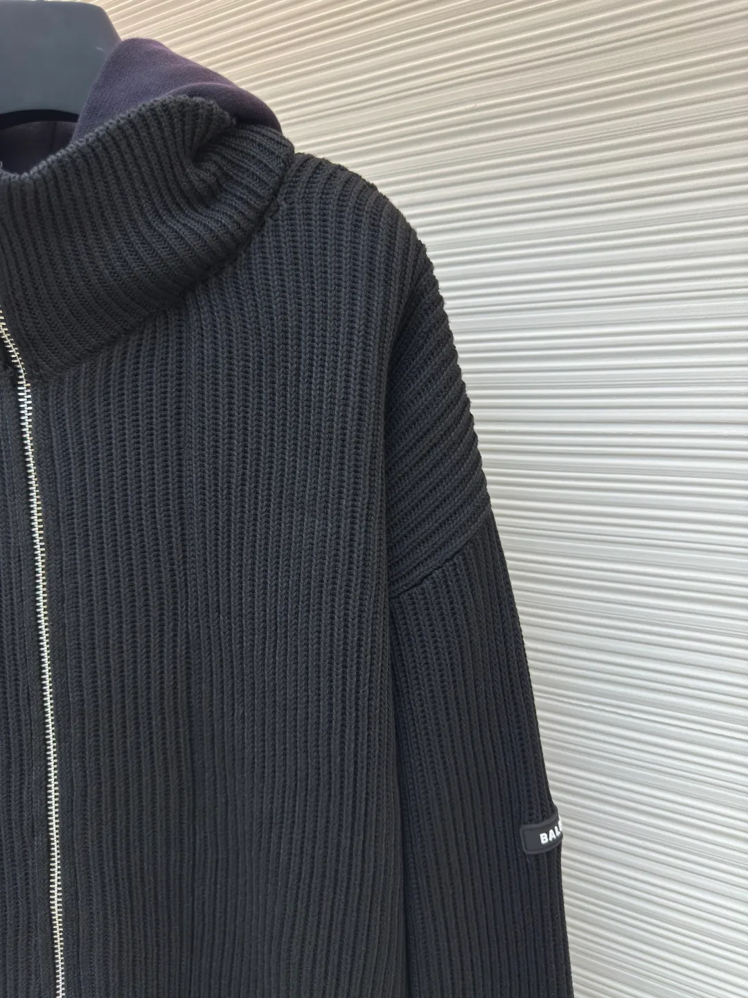 454Balenciaga fake two-piece spliced ​​zipper cardigan sweater ●Authentic product: Purchased and developed by 19079 ●Item number: 1680454-C20 ●Fabric: Heavy fabric ●Technology: Thick needle production ●Version: Loose version ●Weight: about 1668 grams ●Size: 1-2-3 ●Description: This part obviously uses thick gauge knitting technology. The thick needle-like weaving method forms a clear, exaggerated knitted texture and a relatively loose fabric structure, which is in sharp contrast with the dense knitting of the main part, greatly enhancing the visual impact and layering of the single product. In order to pursue the ultimate wearing experience, this woolen fabric has undergone an advanced enzyme washing process. The fiber is gently and naturally degraded by biological enzymes, which completely removes the stiffness and itchiness often found in new fabrics, making it appear almost distressed and extraordinary skin-friendly softness, while giving the color a gentle retro charm. The most complex essence of the entire piece lies in its fake two-piece splicing design. It is not simply sewing two separate items, but in the weaving process of a cardigan, two fabrics of completely different weights, materials, weaves and colors are seamlessly integrated into one through extremely precise calculations. The overall wiring is straight and delicate, the fabric is comfortable and soft, and the color is consistent without color difference. It can be matched with the same style to create a fashionable look and control various occasions. Customized accessories, complete with three standards, same style for men and women!