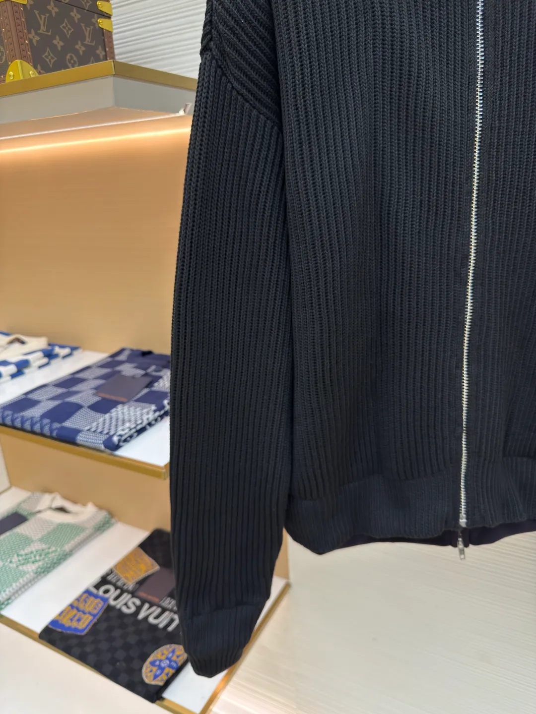 454Balenciaga fake two-piece spliced ​​zipper cardigan sweater ●Authentic product: Purchased and developed by 19079 ●Item number: 1680454-C20 ●Fabric: Heavy fabric ●Technology: Thick needle production ●Version: Loose version ●Weight: about 1668 grams ●Size: 1-2-3 ●Description: This part obviously uses thick gauge knitting technology. The thick needle-like weaving method forms a clear, exaggerated knitted texture and a relatively loose fabric structure, which is in sharp contrast with the dense knitting of the main part, greatly enhancing the visual impact and layering of the single product. In order to pursue the ultimate wearing experience, this woolen fabric has undergone an advanced enzyme washing process. The fiber is gently and naturally degraded by biological enzymes, which completely removes the stiffness and itchiness often found in new fabrics, making it appear almost distressed and extraordinary skin-friendly softness, while giving the color a gentle retro charm. The most complex essence of the entire piece lies in its fake two-piece splicing design. It is not simply sewing two separate items, but in the weaving process of a cardigan, two fabrics of completely different weights, materials, weaves and colors are seamlessly integrated into one through extremely precise calculations. The overall wiring is straight and delicate, the fabric is comfortable and soft, and the color is consistent without color difference. It can be matched with the same style to create a fashionable look and control various occasions. Customized accessories, complete with three standards, same style for men and women!