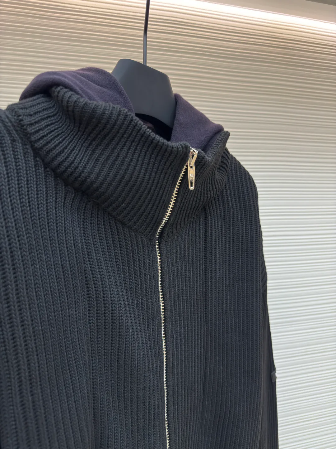 454Balenciaga fake two-piece spliced ​​zipper cardigan sweater ●Authentic product: Purchased and developed by 19079 ●Item number: 1680454-C20 ●Fabric: Heavy fabric ●Technology: Thick needle production ●Version: Loose version ●Weight: about 1668 grams ●Size: 1-2-3 ●Description: This part obviously uses thick gauge knitting technology. The thick needle-like weaving method forms a clear, exaggerated knitted texture and a relatively loose fabric structure, which is in sharp contrast with the dense knitting of the main part, greatly enhancing the visual impact and layering of the single product. In order to pursue the ultimate wearing experience, this woolen fabric has undergone an advanced enzyme washing process. The fiber is gently and naturally degraded by biological enzymes, which completely removes the stiffness and itchiness often found in new fabrics, making it appear almost distressed and extraordinary skin-friendly softness, while giving the color a gentle retro charm. The most complex essence of the entire piece lies in its fake two-piece splicing design. It is not simply sewing two separate items, but in the weaving process of a cardigan, two fabrics of completely different weights, materials, weaves and colors are seamlessly integrated into one through extremely precise calculations. The overall wiring is straight and delicate, the fabric is comfortable and soft, and the color is consistent without color difference. It can be matched with the same style to create a fashionable look and control various occasions. Customized accessories, complete with three standards, same style for men and women!