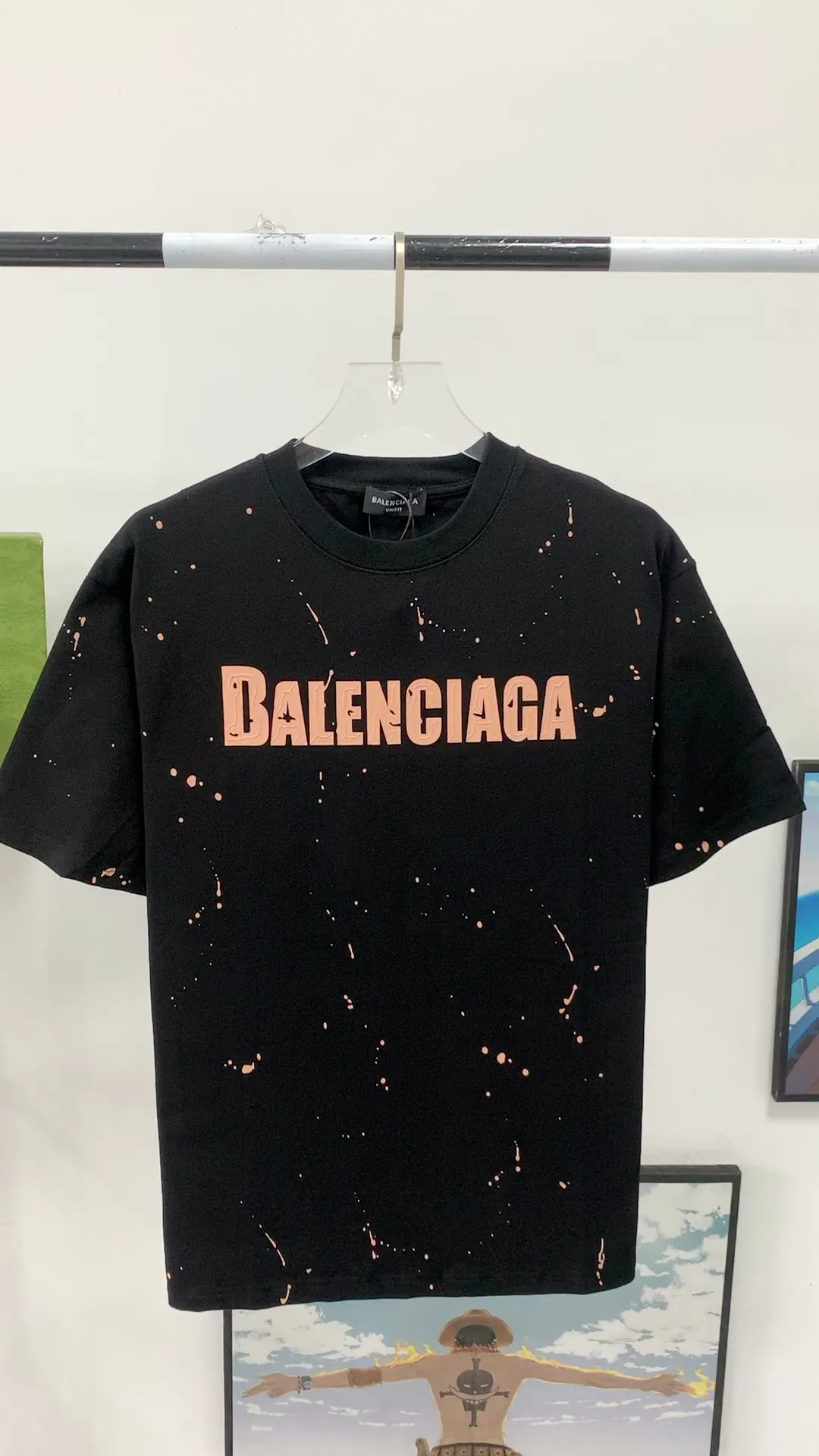 Frontal real shot video————The top tested version BALENCIAGA 23SS new spring and summer splash-ink distressed pure cotton short-sleeved T-shirt. The process adopts Kornit printing cracking effect. The front panel printing glue bursting effect uses imported transparent slurry to scrape the bottom to make the printing bursting feel uniform. (PS: If this process is missing, the printing will easily fall off in large areas after cracking) Precise craftsmanship and full of details. The fabric has been washed, with special BB logo printing effect, and the whole body is painted. The starting version of the pipe network is 280 grams of double yarn pure cotton fabric. Color: Gray Black White Size: XS－L P:260