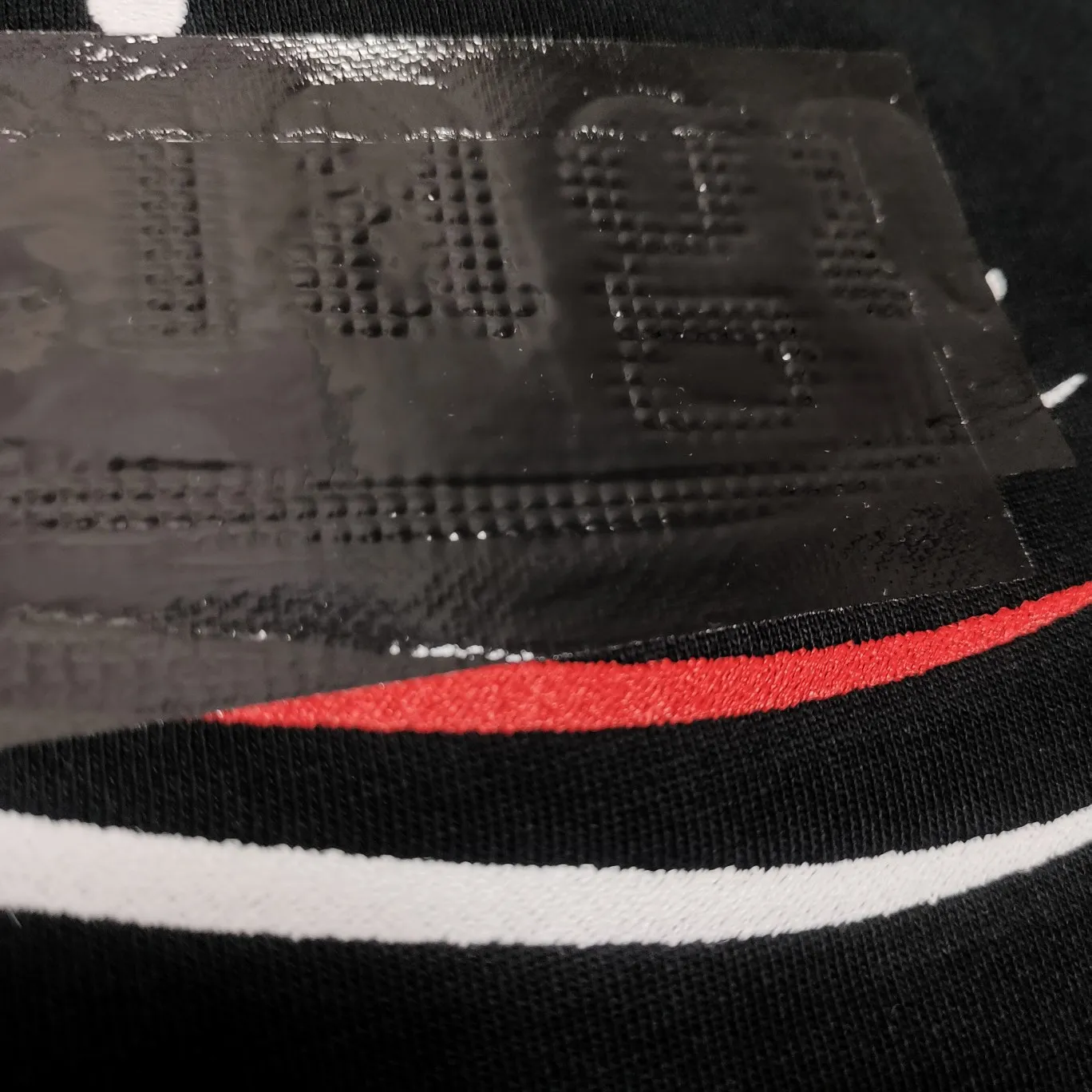 Supplementary details - the top tested version of Balenciaga's BALENCIAGA Cola Malone black embroidered male and female couple star's new autumn and winter pure cotton hoodie sweatshirt. Original 4.2K purchase version, dust-free white and black fabrics, three-dimensional embroidery technology, bright TPU lettering film laminated technology. 480g combed cotton terry fabric. The classic Coke logo embroidery design was selected based on the original embroidery color. After many comparisons, it was finally decided to use imported mercerized light dyeing to best restore the color difference effect consistent with the original version. The front and rear panels are embroidered with the classic Coke logo. The embroidery design on the front panel is relatively delicate. After many adjustments, it is difficult to restore the effect. Bright black TPU lettering film positioning adhesive polyurethane thermoplastic elastomer, also known as thermoplastic polyurethane rubber or TPU for short. TPU is an emerging plastic variety with good processability, weather resistance, and environmental protection. The laser film cutting machine can design the pattern according to the computer software, and then use the heat press tool to position and transfer the print. After transfer, a uniform square dark pattern is produced, and the film material and the body of the garment create a texture contrast. Based on the embroidery, the positioning and gluing process is used to cover the original embroidery pattern to create a three-dimensional visual effect. Oversize loose version Oversize loose silhouette design, basic round neckline, dropped shoulder line, vertical pit woven code from top to bottom, collar, cuffs, and hem all have ruffles for windproof effect, sleeve length is longer than conventional sweaters to highlight the details. The thickness of the ready-made garment is the same as the original version, and it is additionally shaped to make the upper body wider and not easily deformed. Customized brand's latest color folded main logo, complete set of new accessories Color: Black Size: XS-L P:470