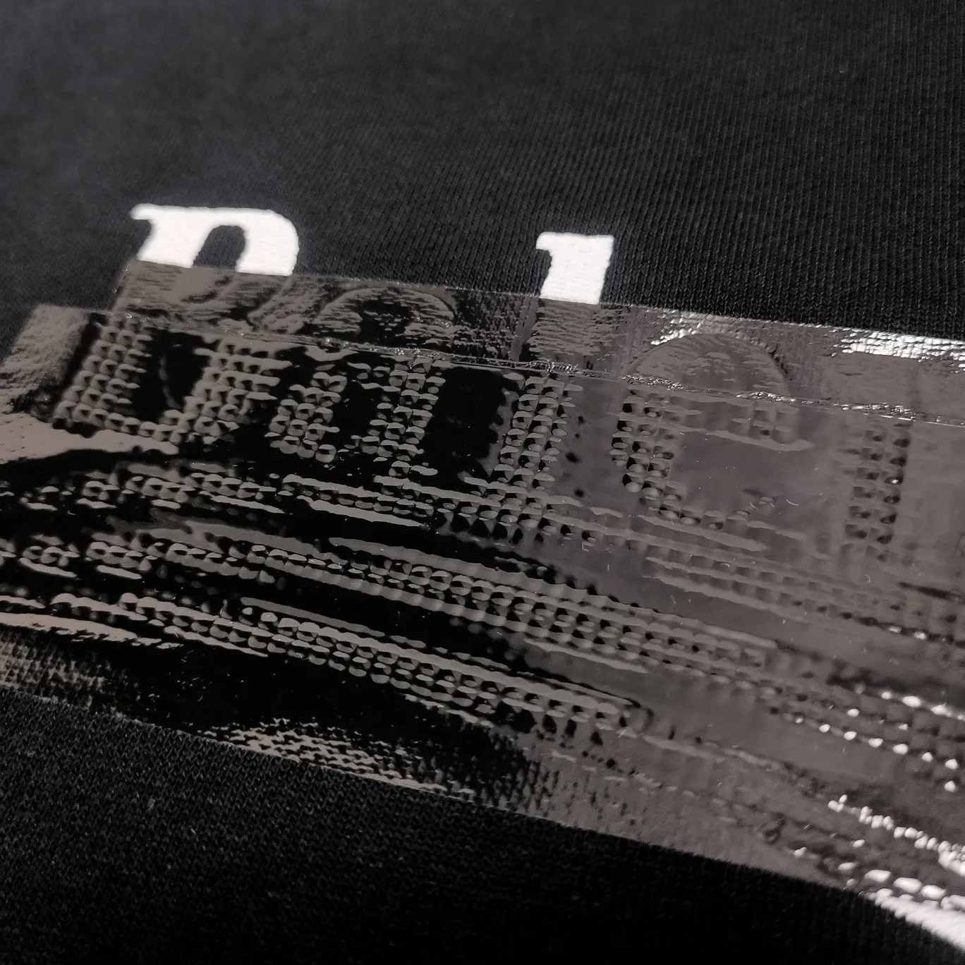 Supplementary details - the top tested version of Balenciaga's BALENCIAGA Cola Malone black embroidered male and female couple star's new autumn and winter pure cotton hoodie sweatshirt. Original 4.2K purchase version, dust-free white and black fabrics, three-dimensional embroidery technology, bright TPU lettering film laminated technology. 480g combed cotton terry fabric. The classic Coke logo embroidery design was selected based on the original embroidery color. After many comparisons, it was finally decided to use imported mercerized light dyeing to best restore the color difference effect consistent with the original version. The front and rear panels are embroidered with the classic Coke logo. The embroidery design on the front panel is relatively delicate. After many adjustments, it is difficult to restore the effect. Bright black TPU lettering film positioning adhesive polyurethane thermoplastic elastomer, also known as thermoplastic polyurethane rubber or TPU for short. TPU is an emerging plastic variety with good processability, weather resistance, and environmental protection. The laser film cutting machine can design the pattern according to the computer software, and then use the heat press tool to position and transfer the print. After transfer, a uniform square dark pattern is produced, and the film material and the body of the garment create a texture contrast. Based on the embroidery, the positioning and gluing process is used to cover the original embroidery pattern to create a three-dimensional visual effect. Oversize loose version Oversize loose silhouette design, basic round neckline, dropped shoulder line, vertical pit woven code from top to bottom, collar, cuffs, and hem all have ruffles for windproof effect, sleeve length is longer than conventional sweaters to highlight the details. The thickness of the ready-made garment is the same as the original version, and it is additionally shaped to make the upper body wider and not easily deformed. Customized brand's latest color folded main logo, complete set of new accessories Color: Black Size: XS-L P:470