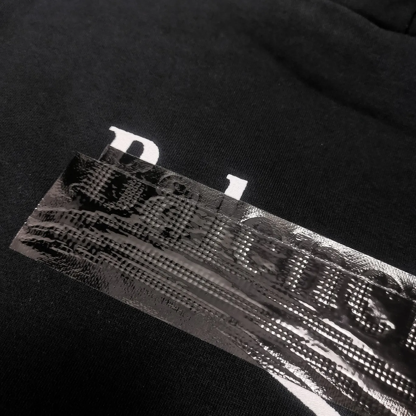 Supplementary details - the top tested version of Balenciaga's BALENCIAGA Cola Malone black embroidered male and female couple star's new autumn and winter pure cotton hoodie sweatshirt. Original 4.2K purchase version, dust-free white and black fabrics, three-dimensional embroidery technology, bright TPU lettering film laminated technology. 480g combed cotton terry fabric. The classic Coke logo embroidery design was selected based on the original embroidery color. After many comparisons, it was finally decided to use imported mercerized light dyeing to best restore the color difference effect consistent with the original version. The front and rear panels are embroidered with the classic Coke logo. The embroidery design on the front panel is relatively delicate. After many adjustments, it is difficult to restore the effect. Bright black TPU lettering film positioning adhesive polyurethane thermoplastic elastomer, also known as thermoplastic polyurethane rubber or TPU for short. TPU is an emerging plastic variety with good processability, weather resistance, and environmental protection. The laser film cutting machine can design the pattern according to the computer software, and then use the heat press tool to position and transfer the print. After transfer, a uniform square dark pattern is produced, and the film material and the body of the garment create a texture contrast. Based on the embroidery, the positioning and gluing process is used to cover the original embroidery pattern to create a three-dimensional visual effect. Oversize loose version Oversize loose silhouette design, basic round neckline, dropped shoulder line, vertical pit woven code from top to bottom, collar, cuffs, and hem all have ruffles for windproof effect, sleeve length is longer than conventional sweaters to highlight the details. The thickness of the ready-made garment is the same as the original version, and it is additionally shaped to make the upper body wider and not easily deformed. Customized brand's latest color folded main logo, complete set of new accessories Color: Black Size: XS-L P:470