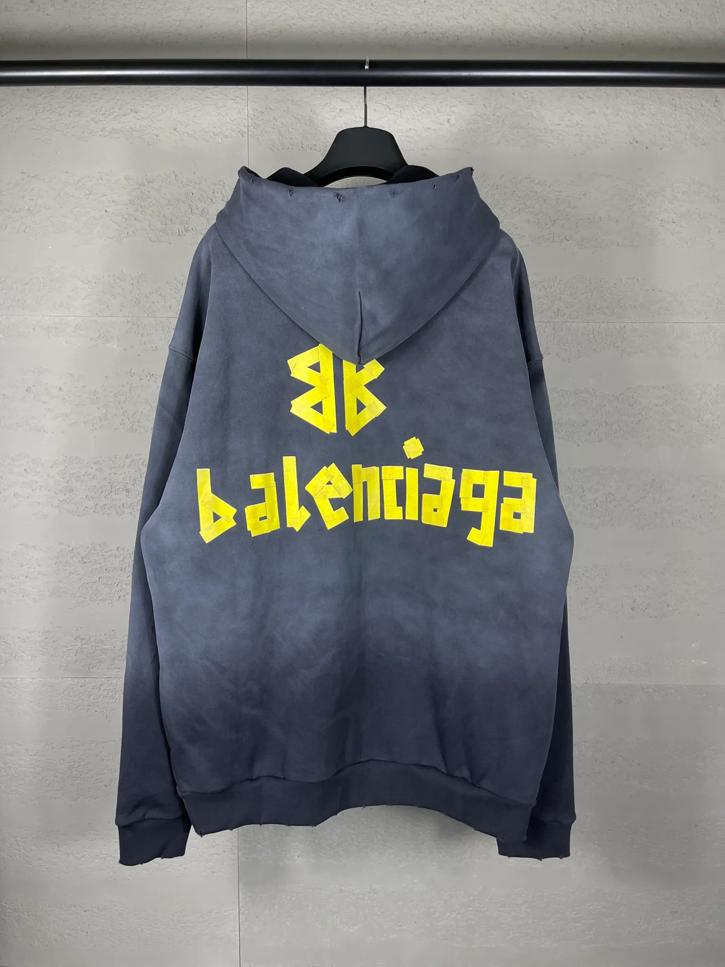 🅿️400 real photos [Top version. Official website quality] BALENCI*GA/Paris. 23ss latest classic hot model. Purchase the original board at the first time. Color. Printing. Washing. Production and authenticity. Wrong version in Jubie market. Welcome to compare. Tape direct printing. Ready-made garments are washed and worn twice. The worn zipper cardigan hooded jacket. Brick cabinet synchronization. The fabric is made of Paris ZP custom-woven and dyed cotton sweatshirt. The weight is 450 grams, the cloth surface is clean. The cloth pattern is clear, soft and comfortable, and the threads are dyed with no color difference. The classic pattern adopts Kornit imported direct injection. The letters are clear and the effect is three-dimensional. Restored brick cabinet. The garments were washed and aged, and polished by many hands. Produced by ultra-heavy craftsmanship, special market currency. Note⚠️ZP fabric is made of fine-grained yarn. Pay attention to the big difference! Welcome to compare! The version adopts OS loose shoulder version. The same style for men and women. Code: BL238022 Color: Dark gray blue. Red Size: XS S M L