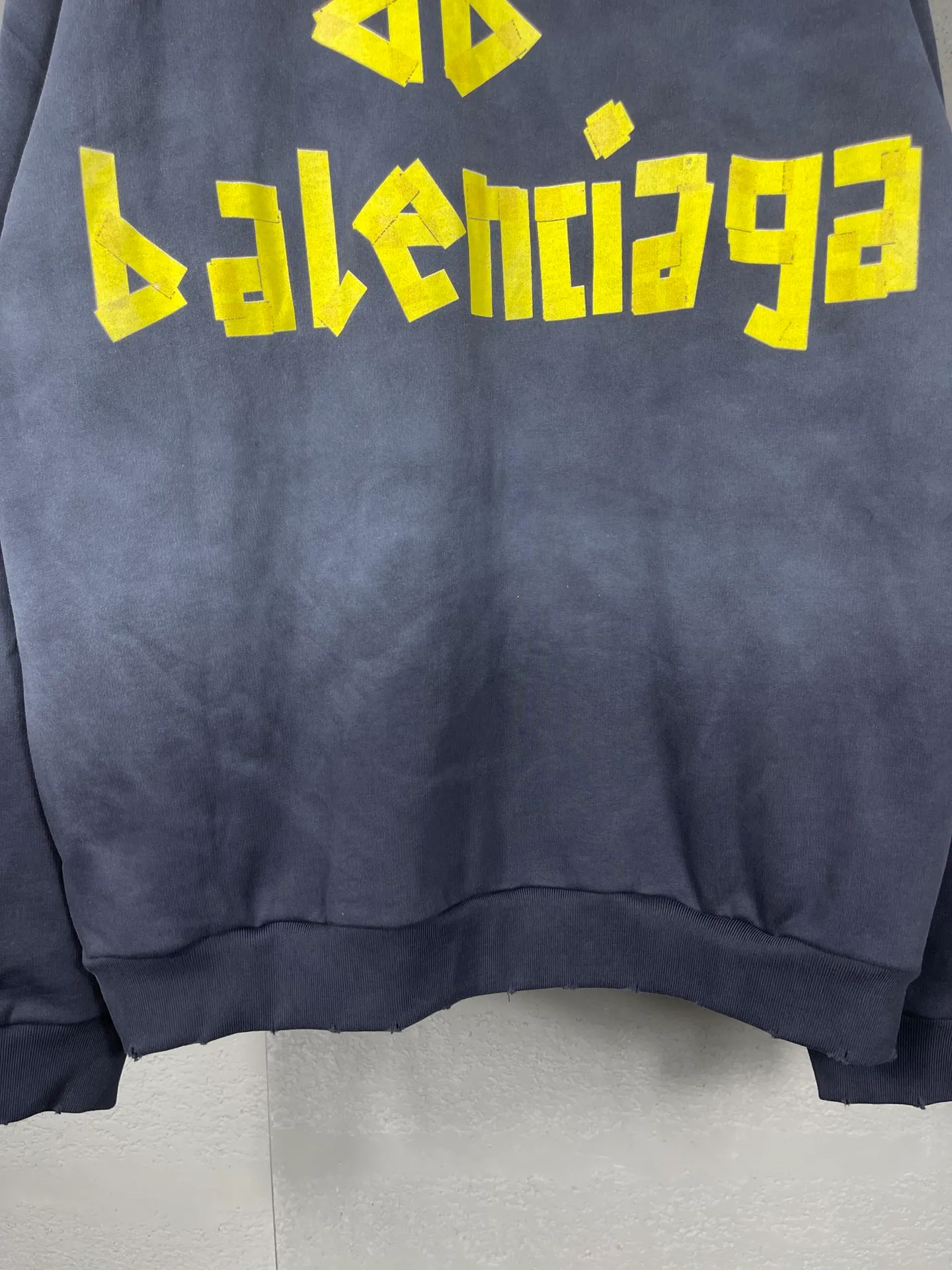 🅿️400 real photos [Top version. Official website quality] BALENCI*GA/Paris. 23ss latest classic hot model. Purchase the original board at the first time. Color. Printing. Washing. Production and authenticity. Wrong version in Jubie market. Welcome to compare. Tape direct printing. Ready-made garments are washed and worn twice. The worn zipper cardigan hooded jacket. Brick cabinet synchronization. The fabric is made of Paris ZP custom-woven and dyed cotton sweatshirt. The weight is 450 grams, the cloth surface is clean. The cloth pattern is clear, soft and comfortable, and the threads are dyed with no color difference. The classic pattern adopts Kornit imported direct injection. The letters are clear and the effect is three-dimensional. Restored brick cabinet. The garments were washed and aged, and polished by many hands. Produced by ultra-heavy craftsmanship, special market currency. Note⚠️ZP fabric is made of fine-grained yarn. Pay attention to the big difference! Welcome to compare! The version adopts OS loose shoulder version. The same style for men and women. Code: BL238022 Color: Dark gray blue. Red Size: XS S M L