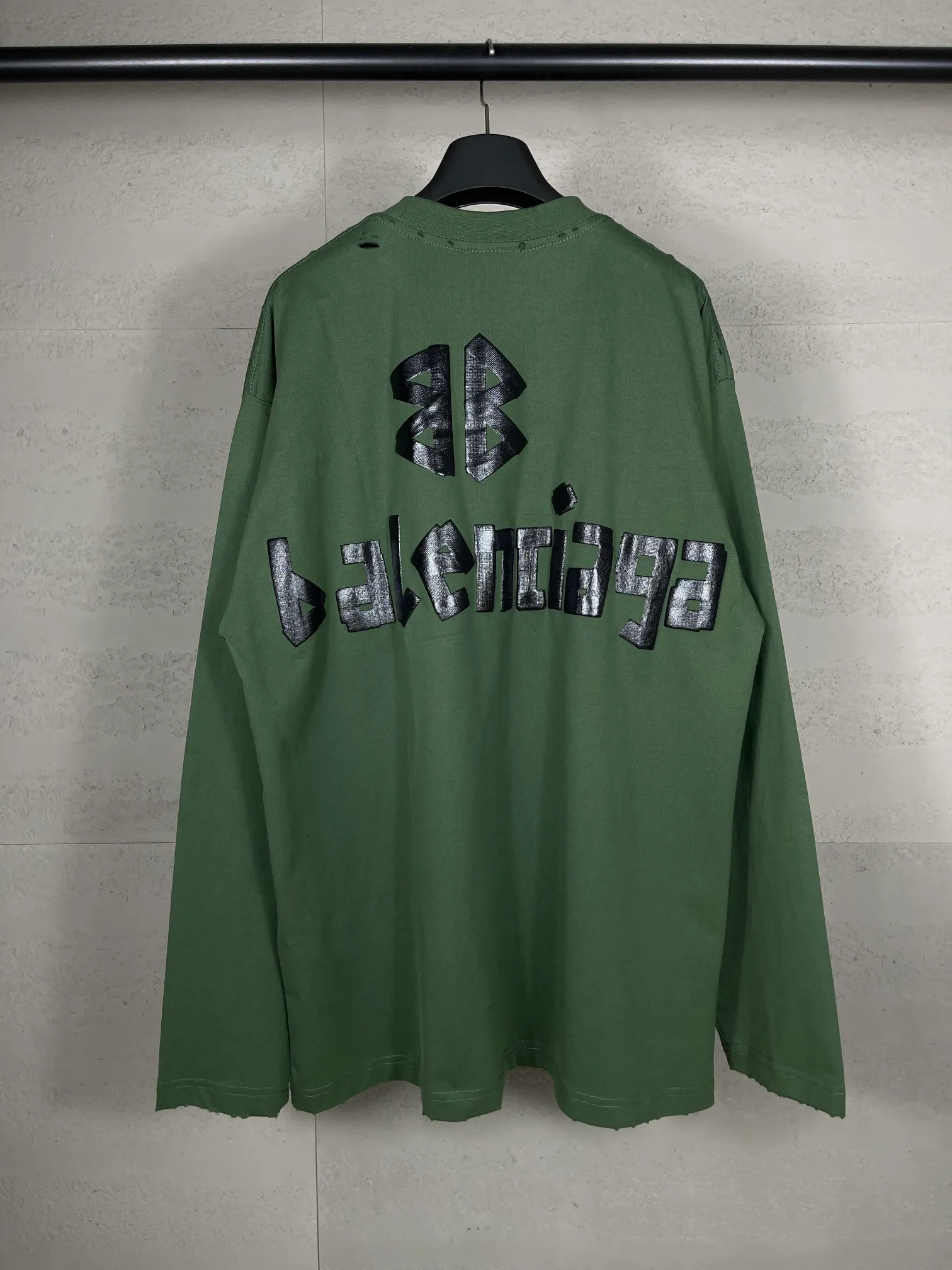 🅿️216 Real photos [Top version. Official website quality] BALENCI*GA/Paris. 23ss latest classic model. Front and rear tape direct printing. Ready-to-wear washed and worn long-sleeved T-shirt. Genuine product developed at the first time, brick cabinet synchronization. Welcome to compare. The fabric is made of Paris ZP custom-woven and dyed 100% cotton with double-yarn compact cotton. The weight is 260 grams. The cloth surface is clean. The cloth pattern is clear, soft and comfortable, and the threads are dyed with no color difference. The classic pattern is directly sprayed by a direct injection machine. Environmentally friendly imported materials, three-dimensional effect. Restored brick cabinet. The garments were washed and aged, and polished by many hands. Produced by ultra-heavy craftsmanship, the market currency is very different, welcome to compare. The version adopts OS loose shoulder design. The same style for men and women. Code: BL225003 Color: dark blue gray, off-white, burgundy, green, black blue, fog blue Size: XS S M L