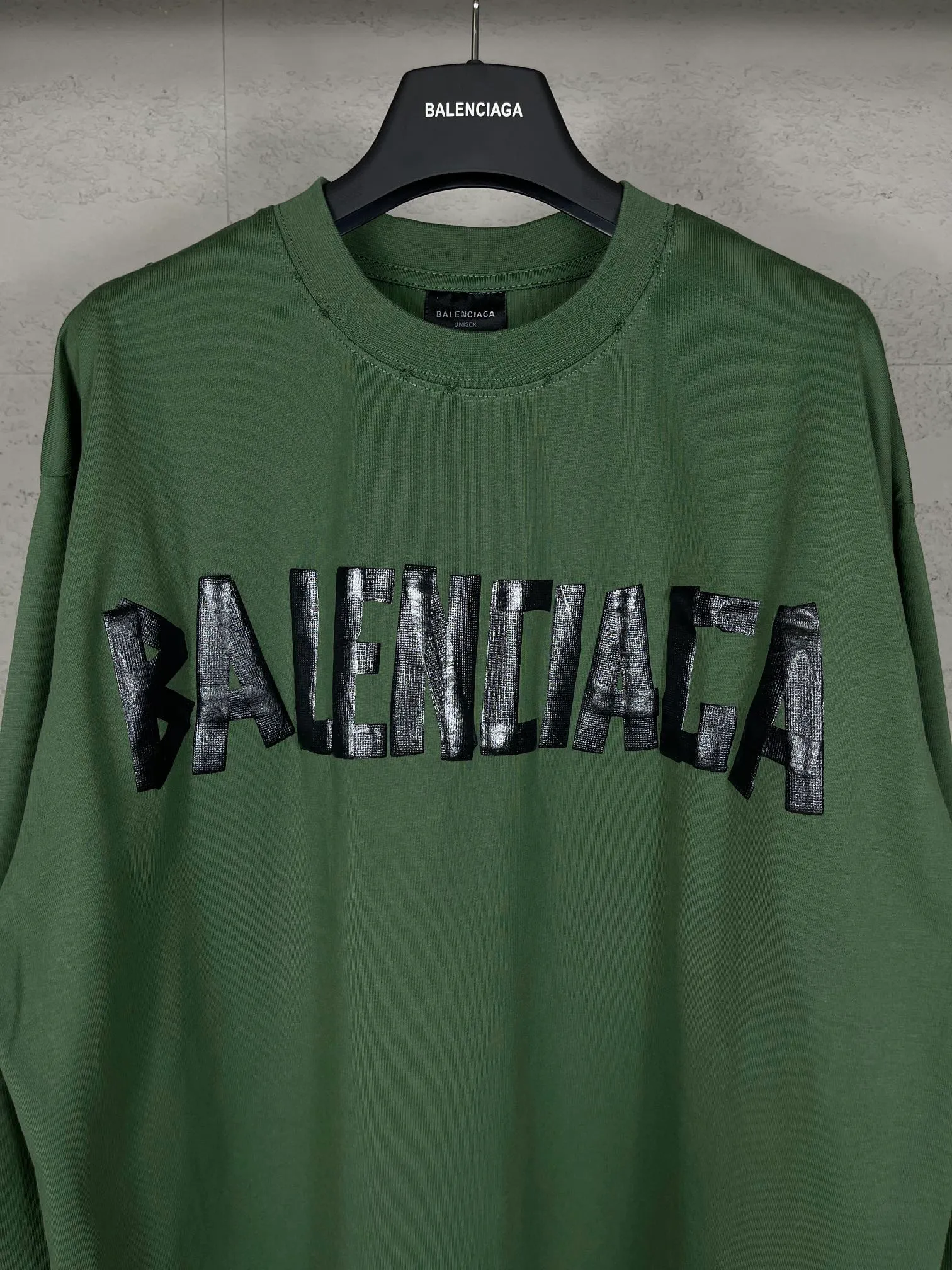🅿️216 Real photos [Top version. Official website quality] BALENCI*GA/Paris. 23ss latest classic model. Front and rear tape direct printing. Ready-to-wear washed and worn long-sleeved T-shirt. Genuine product developed at the first time, brick cabinet synchronization. Welcome to compare. The fabric is made of Paris ZP custom-woven and dyed 100% cotton with double-yarn compact cotton. The weight is 260 grams. The cloth surface is clean. The cloth pattern is clear, soft and comfortable, and the threads are dyed with no color difference. The classic pattern is directly sprayed by a direct injection machine. Environmentally friendly imported materials, three-dimensional effect. Restored brick cabinet. The garments were washed and aged, and polished by many hands. Produced by ultra-heavy craftsmanship, the market currency is very different, welcome to compare. The version adopts OS loose shoulder design. The same style for men and women. Code: BL225003 Color: dark blue gray, off-white, burgundy, green, black blue, fog blue Size: XS S M L