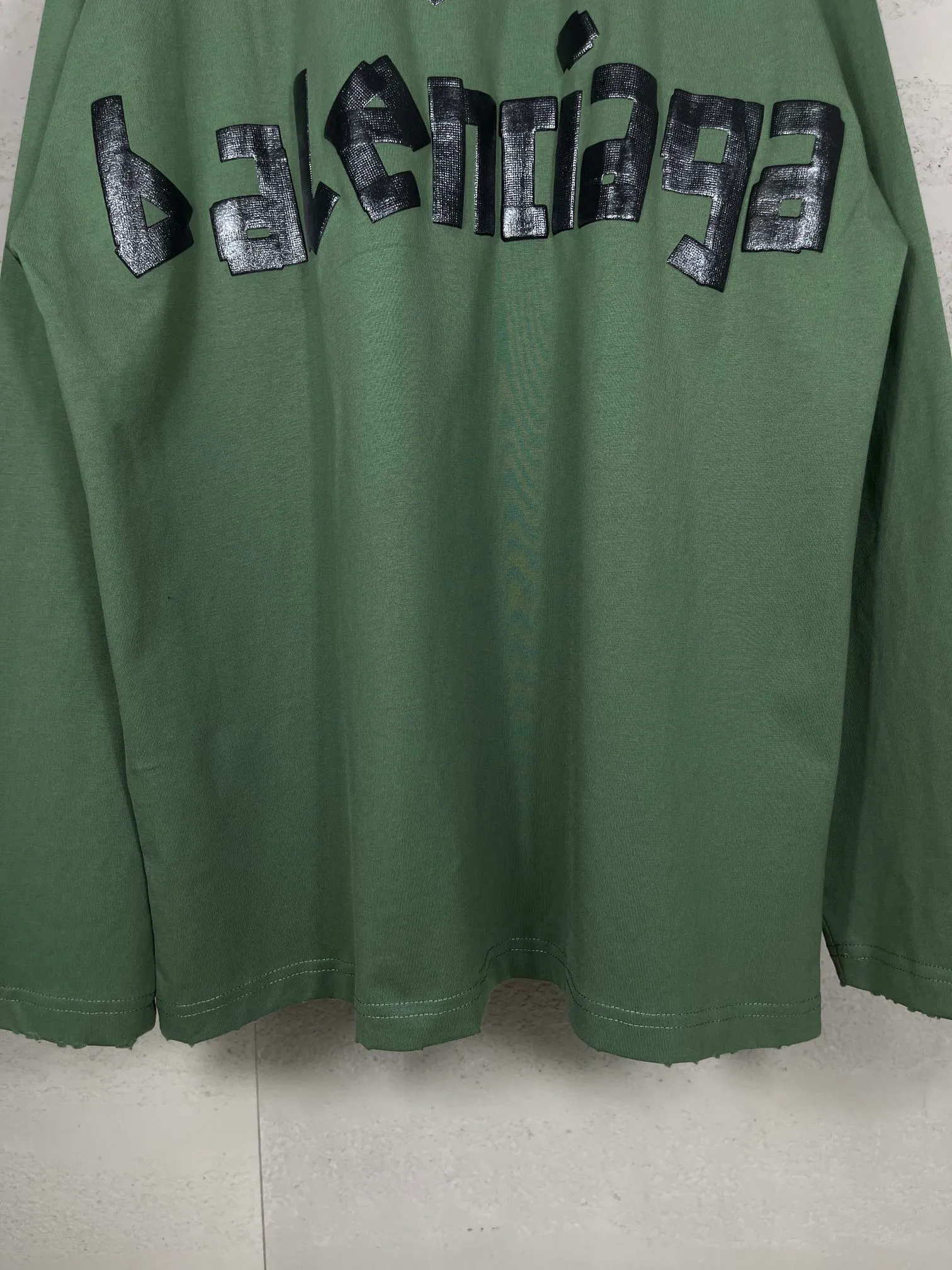 🅿️216 Real photos [Top version. Official website quality] BALENCI*GA/Paris. 23ss latest classic model. Front and rear tape direct printing. Ready-to-wear washed and worn long-sleeved T-shirt. Genuine product developed at the first time, brick cabinet synchronization. Welcome to compare. The fabric is made of Paris ZP custom-woven and dyed 100% cotton with double-yarn compact cotton. The weight is 260 grams. The cloth surface is clean. The cloth pattern is clear, soft and comfortable, and the threads are dyed with no color difference. The classic pattern is directly sprayed by a direct injection machine. Environmentally friendly imported materials, three-dimensional effect. Restored brick cabinet. The garments were washed and aged, and polished by many hands. Produced by ultra-heavy craftsmanship, the market currency is very different, welcome to compare. The version adopts OS loose shoulder design. The same style for men and women. Code: BL225003 Color: dark blue gray, off-white, burgundy, green, black blue, fog blue Size: XS S M L